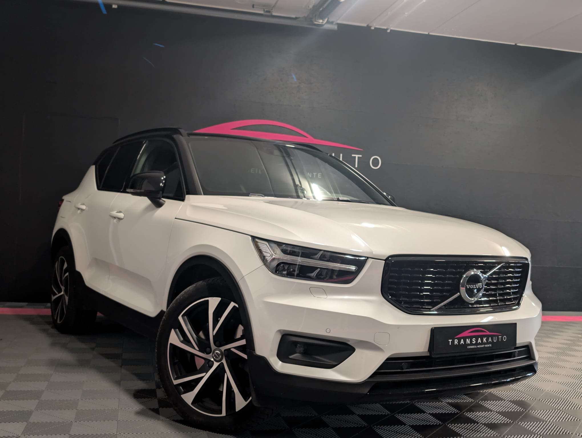 Volvo XC40 1.5 T5 PHEV R-Design — Toit panoramique — Caméra 360 — CarPlay