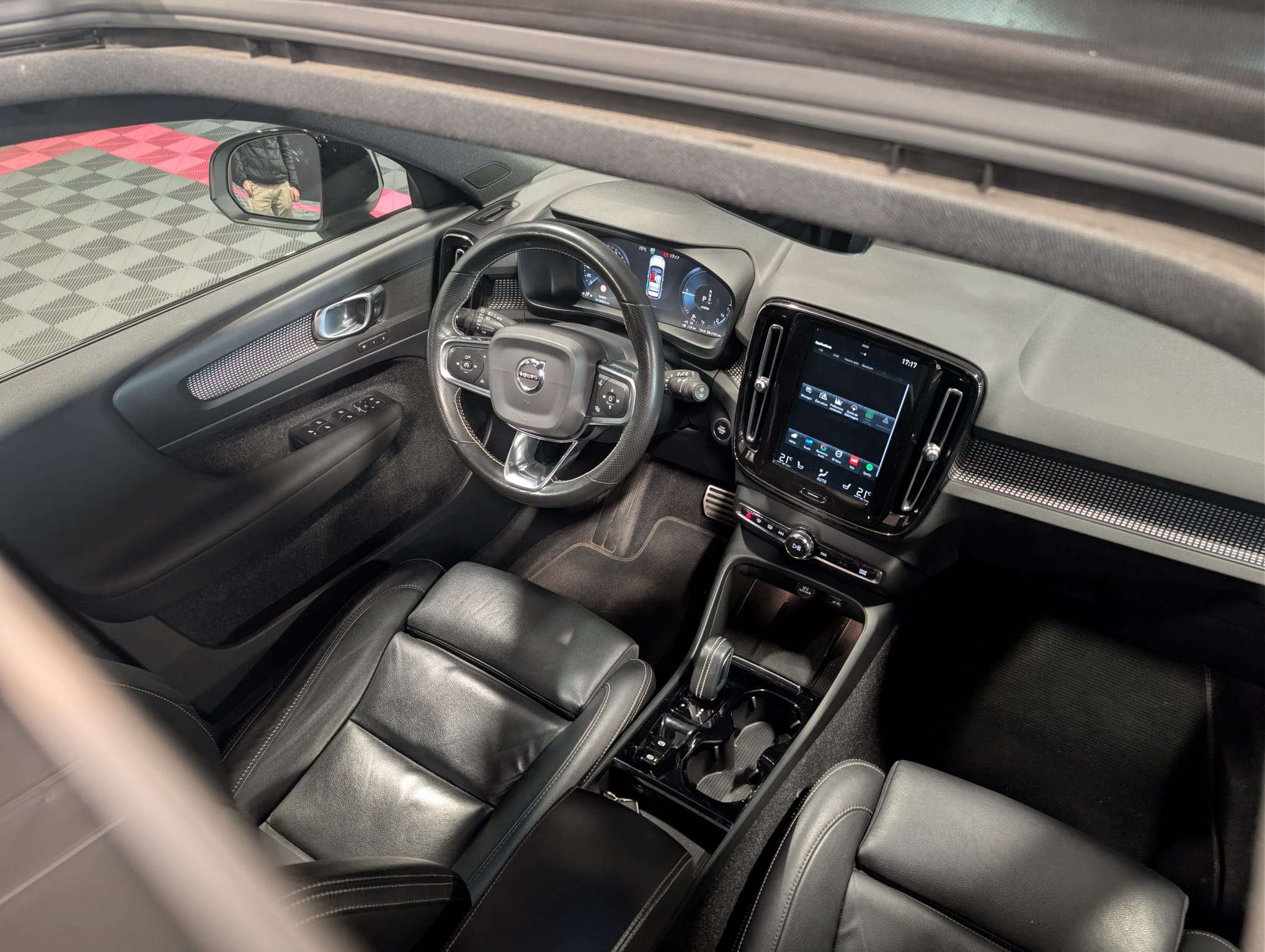 Volvo XC40 1.5 T5 PHEV R-Design — Toit panoramique — Caméra 360 — CarPlay