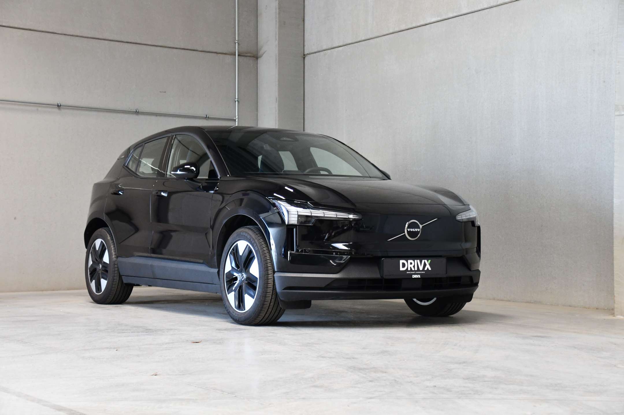 Volvo EX30 51 kWh - Plus - Camera - Harman Kardon - Zetelverwarming - Stuurverwarming - Carplay