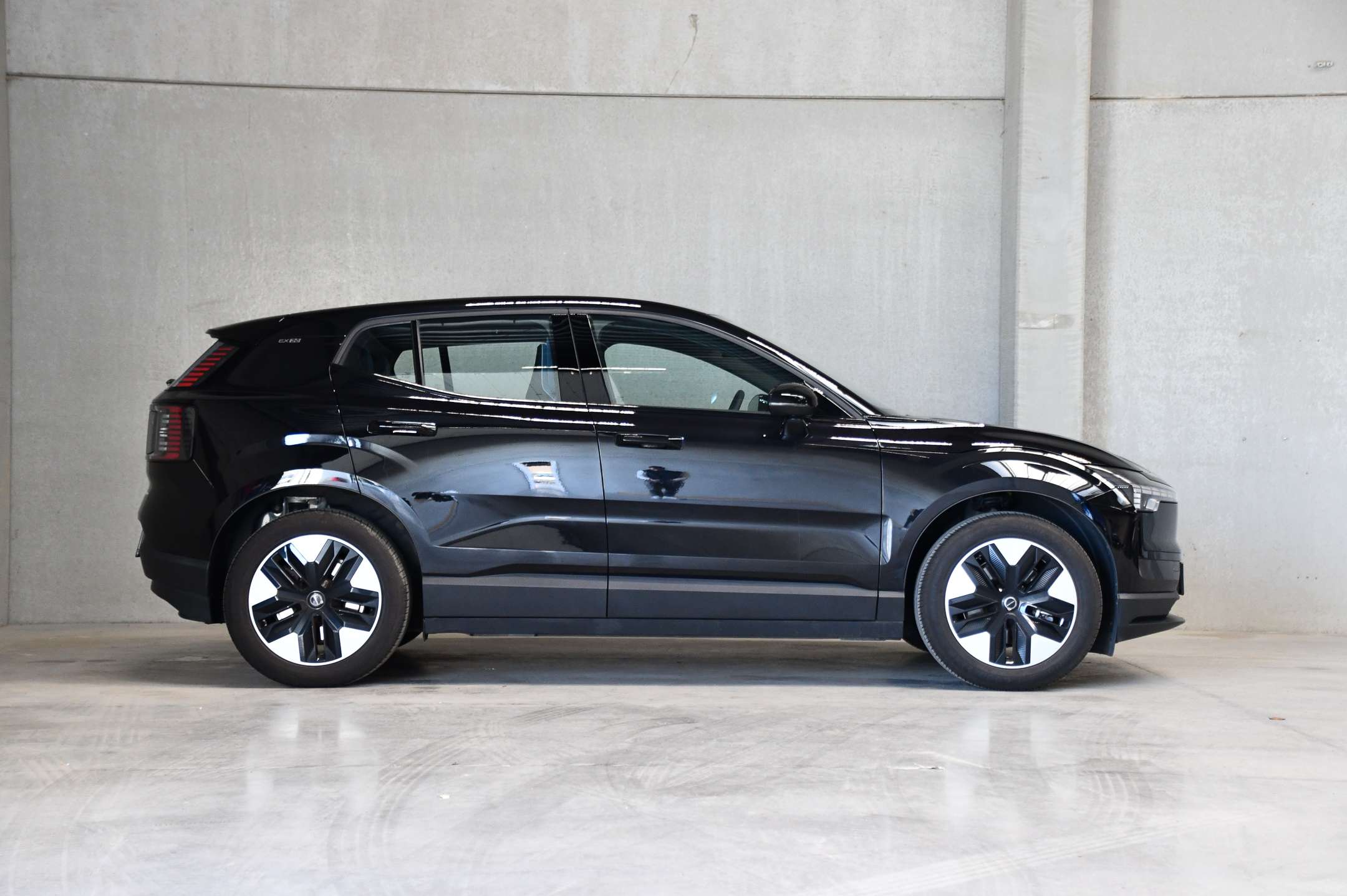 Volvo EX30 51 kWh - Plus - Camera - Harman Kardon - Zetelverwarming - Stuurverwarming - Carplay
