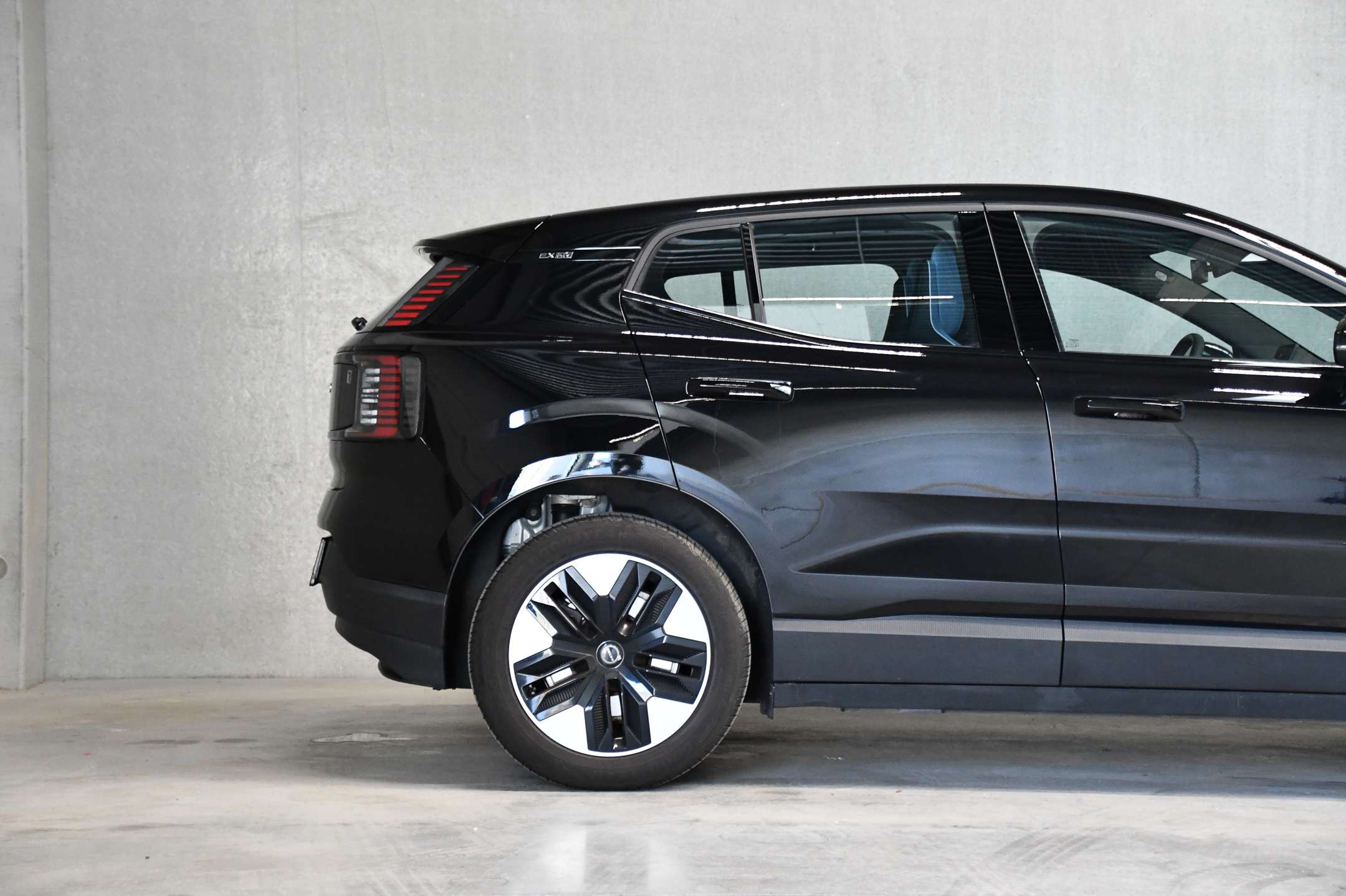Volvo EX30 51 kWh - Plus - Camera - Harman Kardon - Zetelverwarming - Stuurverwarming - Carplay