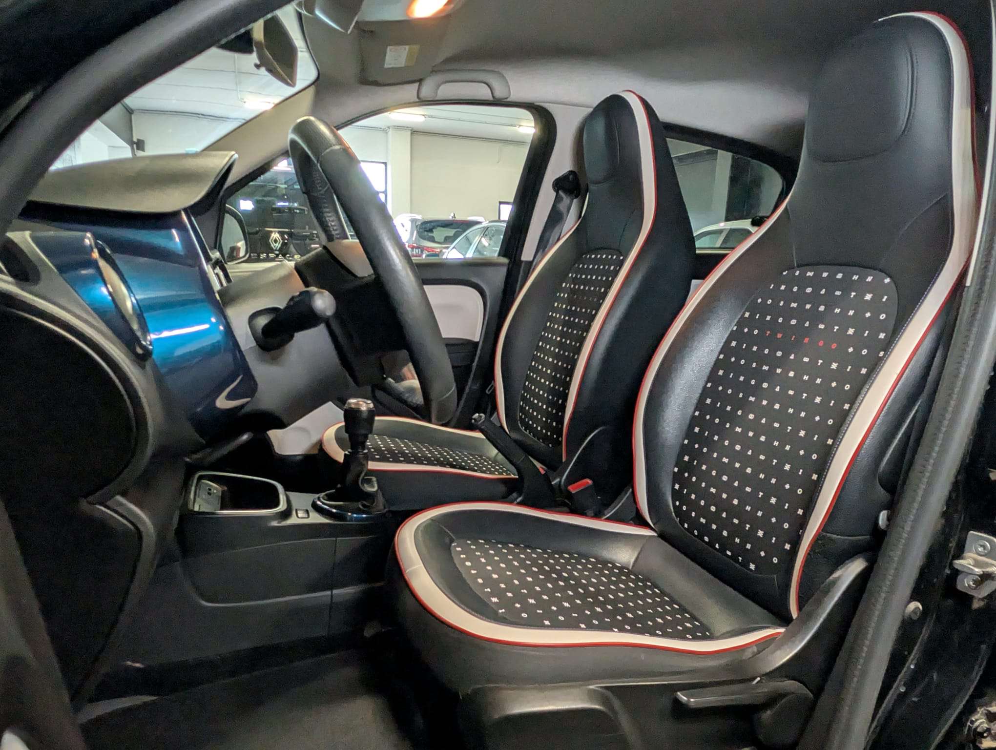 Renault Twingo 1.0i SCe Signature — CarPlay — Caméra — Clim auto