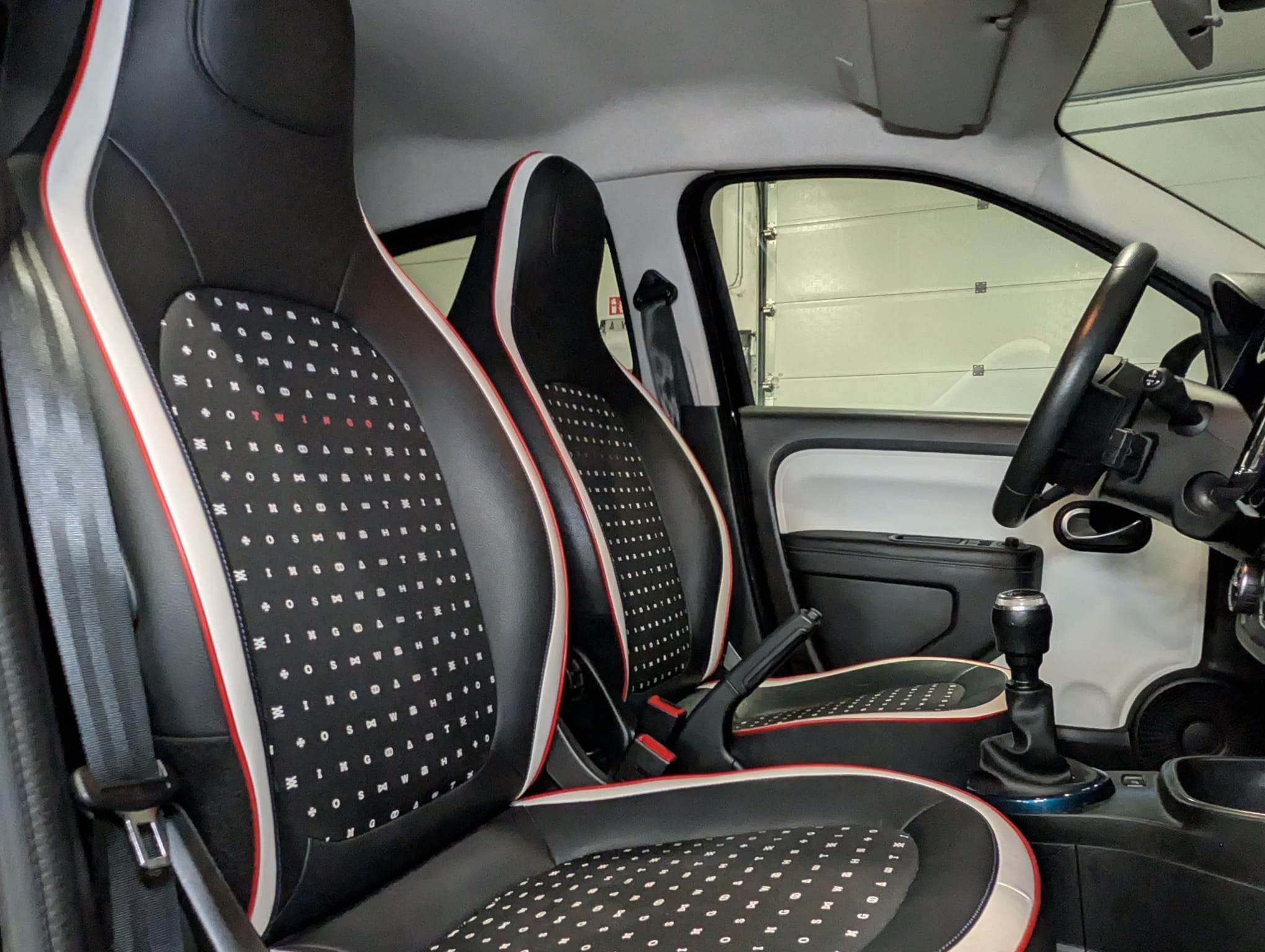 Renault Twingo 1.0i SCe Signature — CarPlay — Caméra — Clim auto