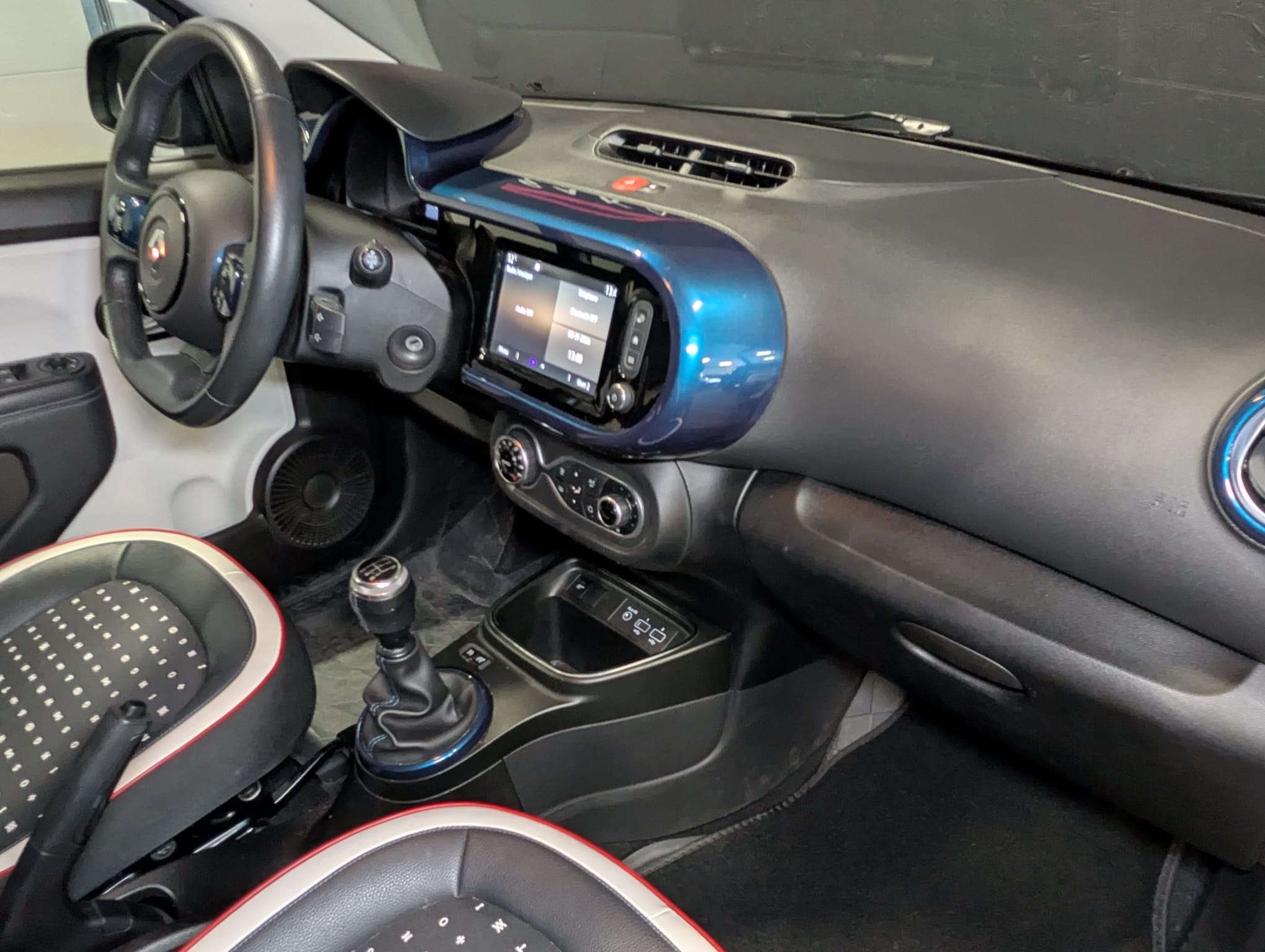 Renault Twingo 1.0i SCe Signature — CarPlay — Caméra — Clim auto