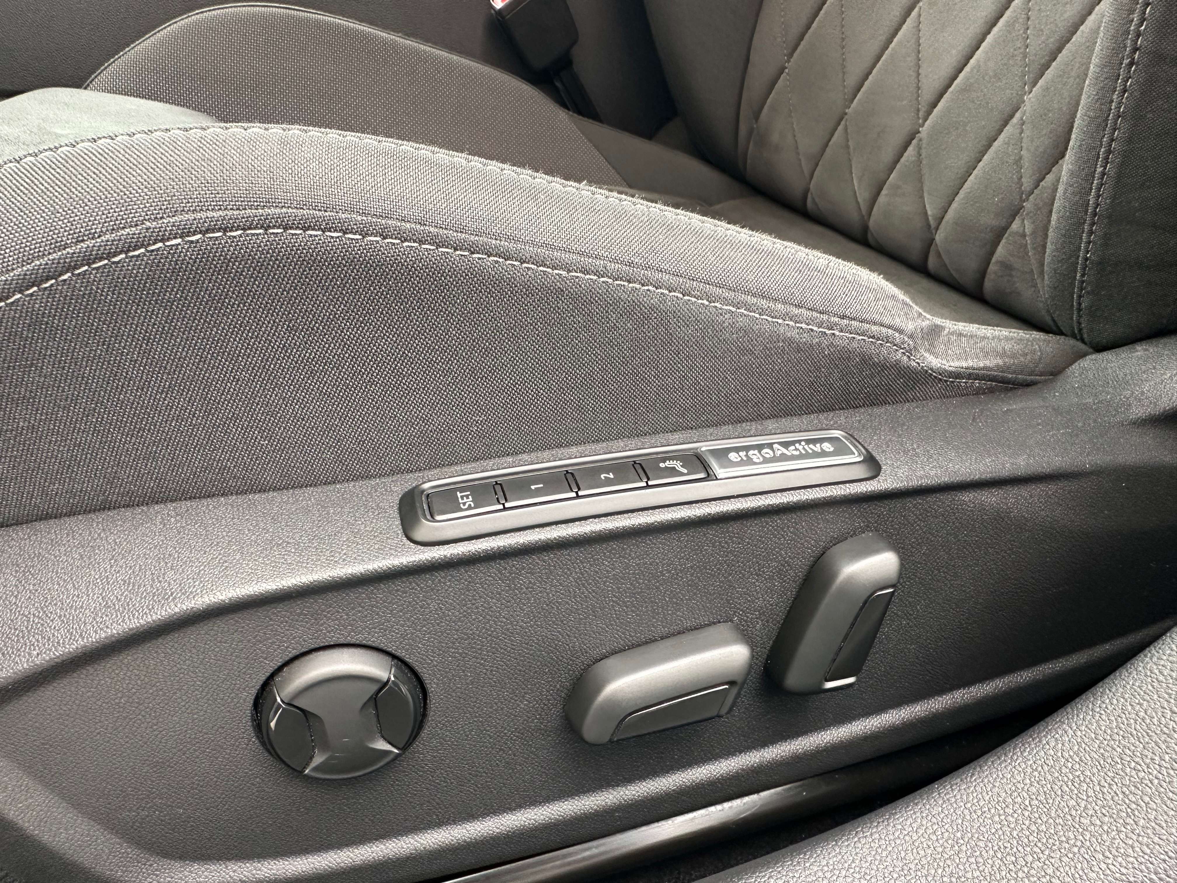 Volkswagen Golf 1.4 eHybrid Plug-IN I STYLE I Matrix Led I Alcantara I Cam I ACC thumbnail