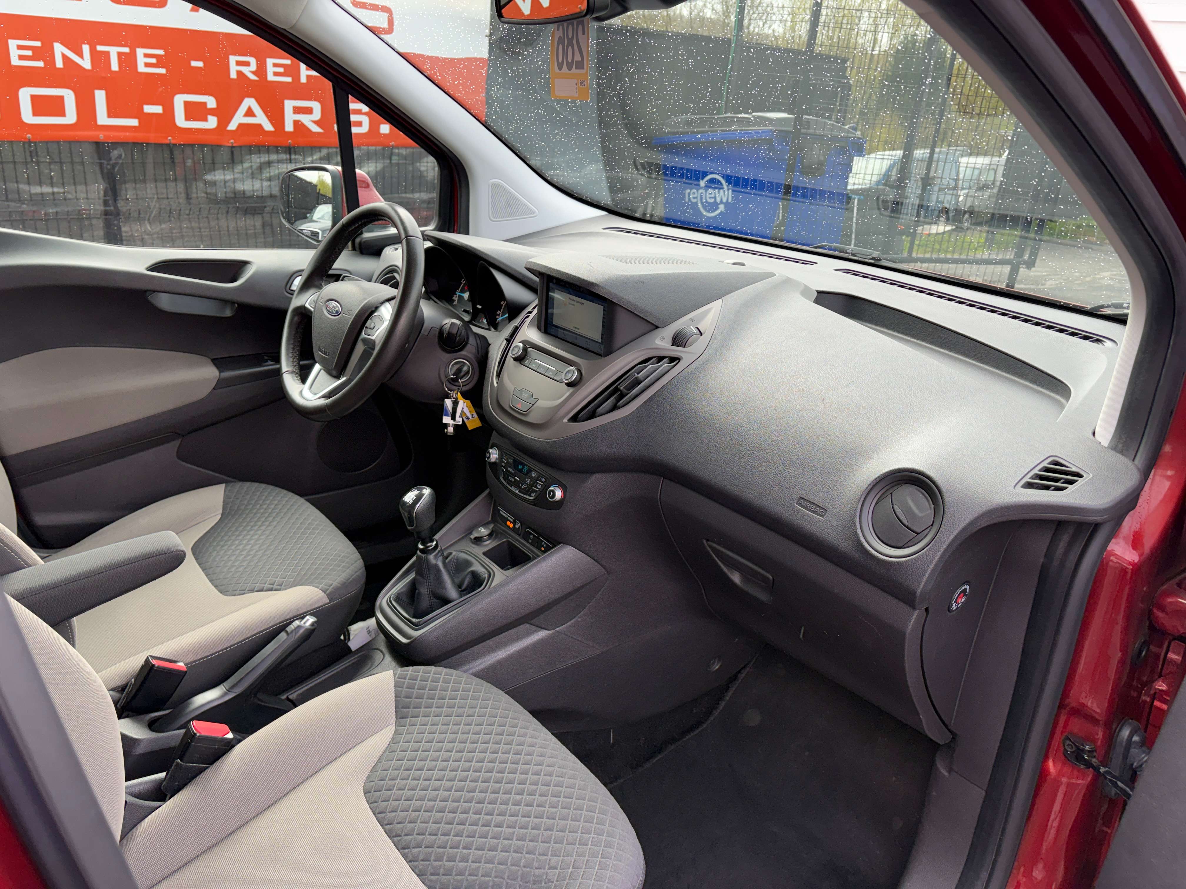 Ford Tourneo Courier 1.0 EcoBoost Titanium thumbnail