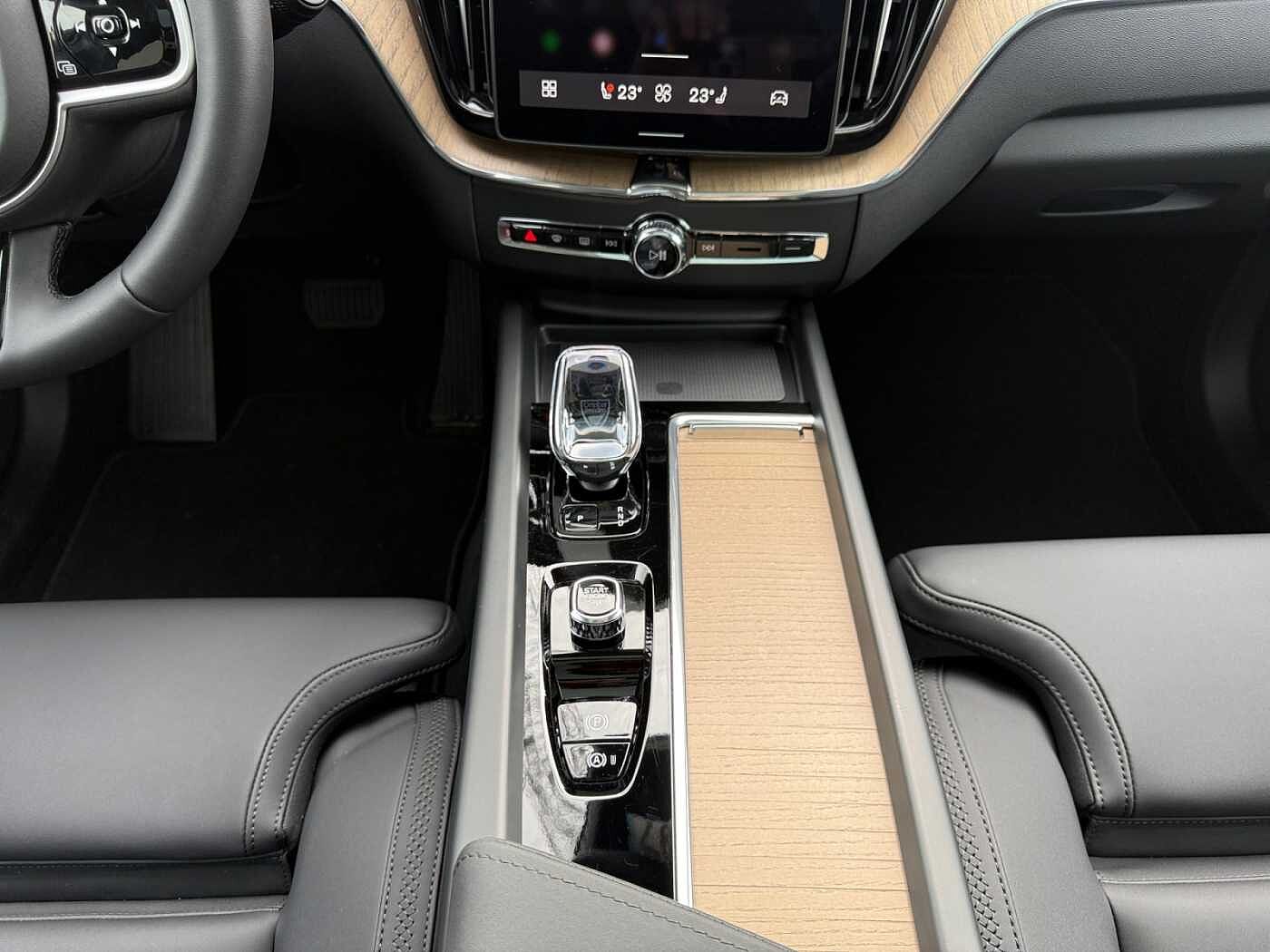 Volvo XC60 XC60 Plus, T6 AWD Plug-in Hybrid, Elektrisch/Benzin, Dark thumbnail