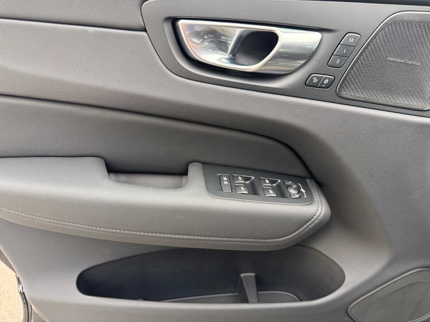 Volvo XC60 XC60 Plus, T6 AWD Plug-in Hybrid, Elektrisch/Benzin, Dark thumbnail