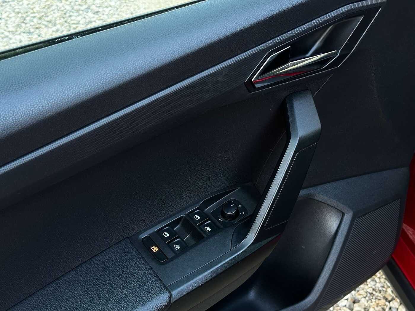 SEAT Arona 1.0 TSI Move! LED/SENSOR/GPS/CARPLAY/CRUISE/ thumbnail