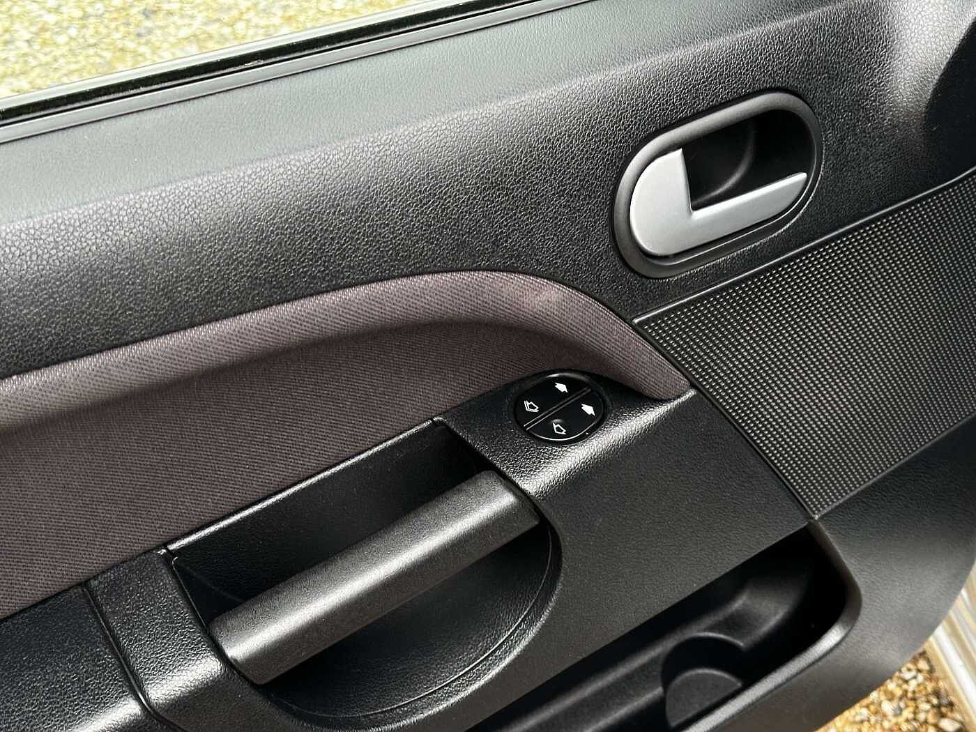 Ford Fiesta 1.3i Ambiente AIRCO/BLUETOOTH/GPS/GARANTIE 12 MOIS thumbnail