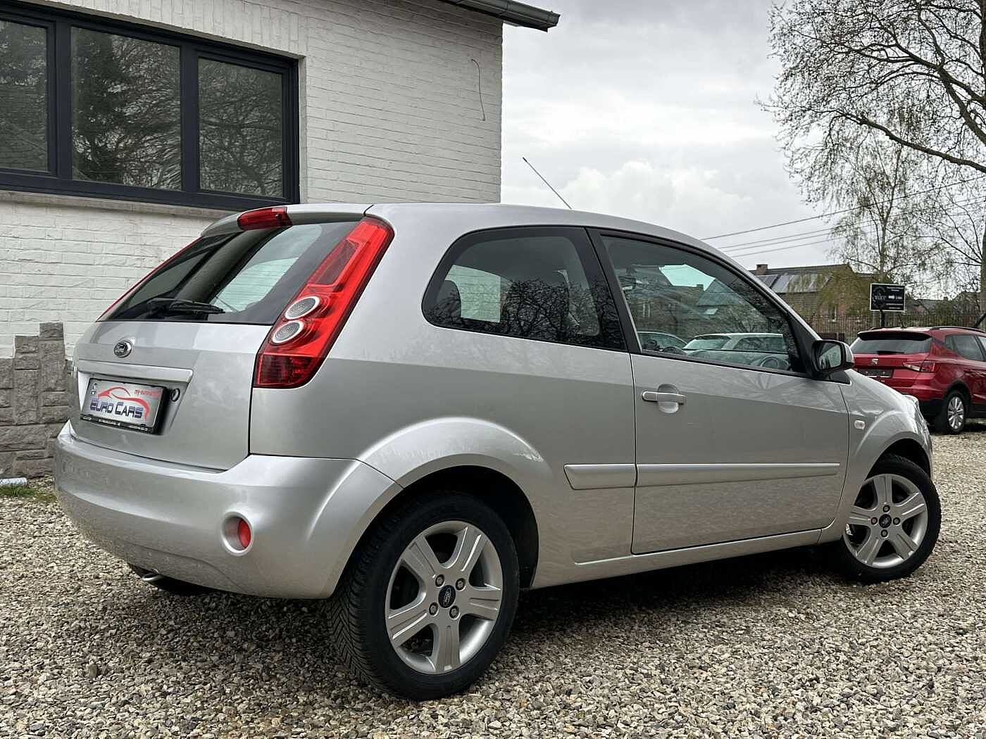Ford Fiesta 1.3i Ambiente AIRCO/BLUETOOTH/GPS/GARANTIE 12 MOIS thumbnail