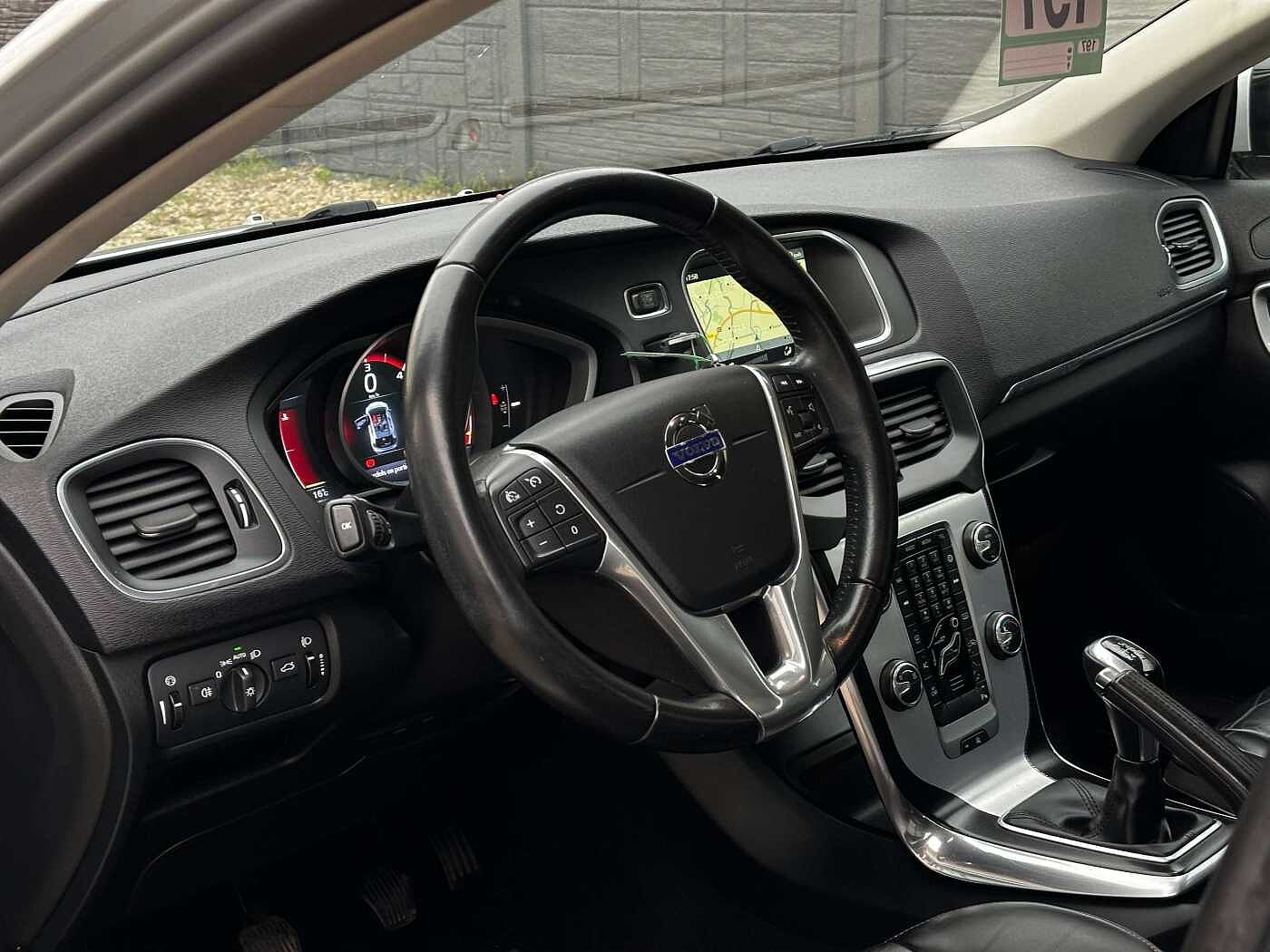 Volvo V40 2.0 D2-82 Ocean Race CUIR/LED/SENSOR/GPS/GARANTIE thumbnail