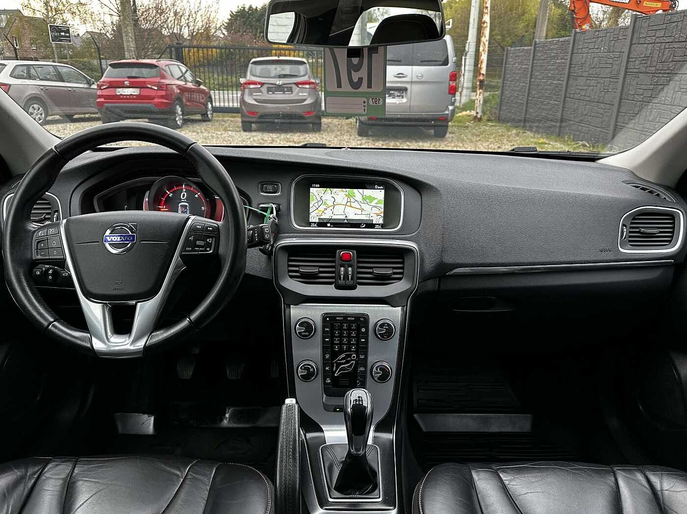 Volvo V40 2.0 D2-82 Ocean Race CUIR/LED/SENSOR/GPS/GARANTIE thumbnail
