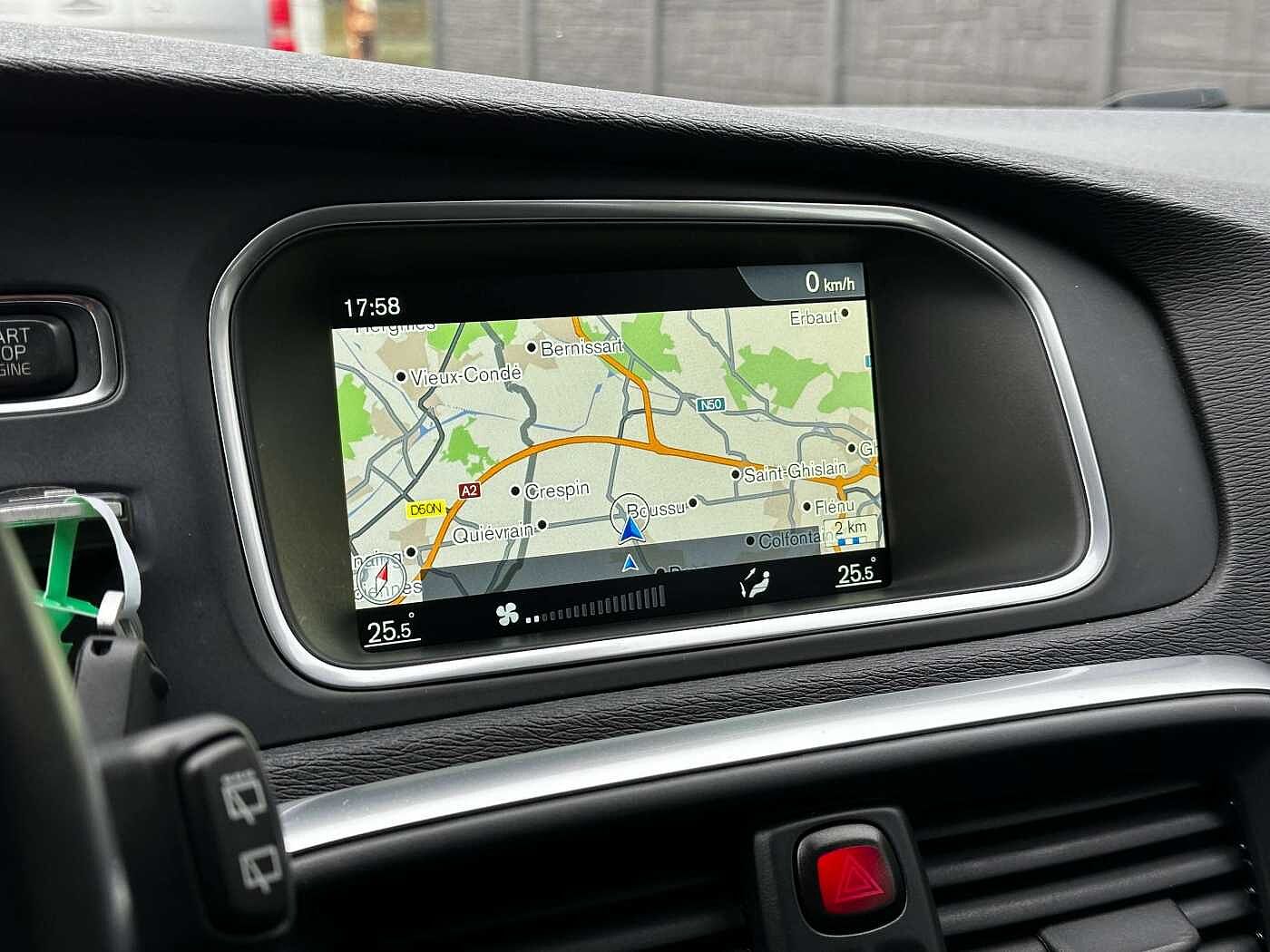 Volvo V40 2.0 D2-82 Ocean Race CUIR/LED/SENSOR/GPS/GARANTIE thumbnail