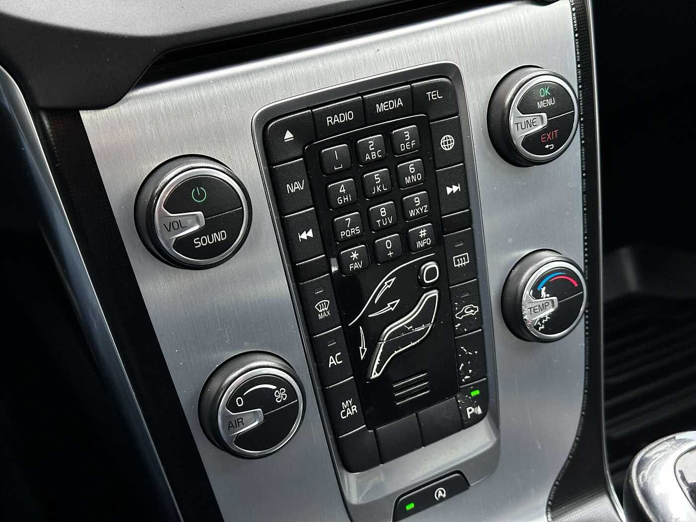 Volvo V40 2.0 D2-82 Ocean Race CUIR/LED/SENSOR/GPS/GARANTIE thumbnail