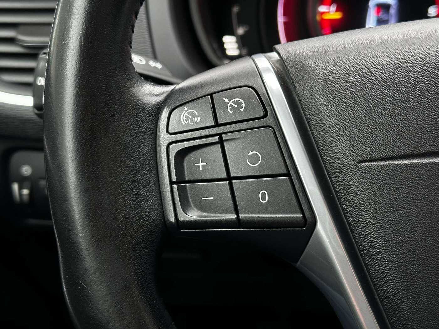 Volvo V40 2.0 D2-82 Ocean Race CUIR/LED/SENSOR/GPS/GARANTIE thumbnail