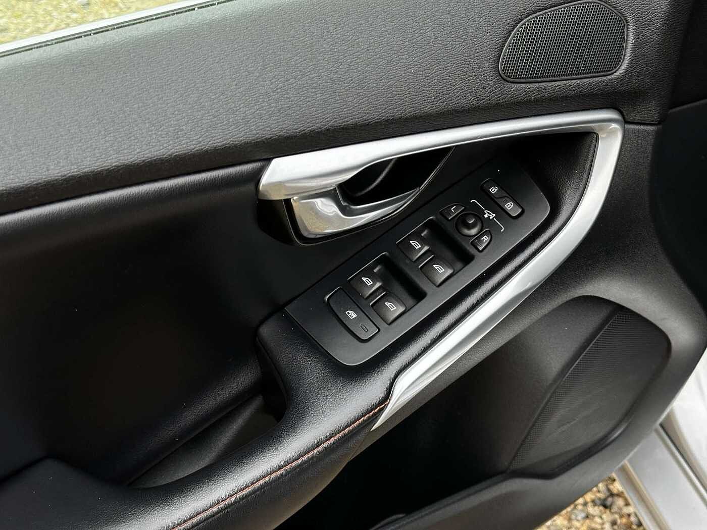 Volvo V40 2.0 D2-82 Ocean Race CUIR/LED/SENSOR/GPS/GARANTIE thumbnail