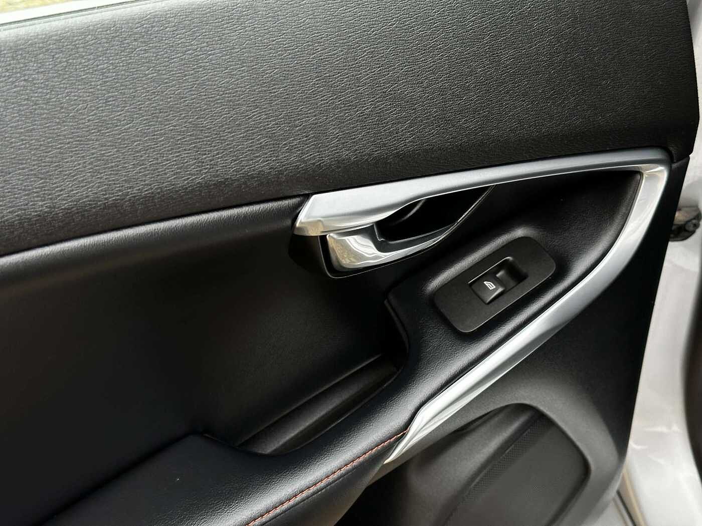 Volvo V40 2.0 D2-82 Ocean Race CUIR/LED/SENSOR/GPS/GARANTIE thumbnail