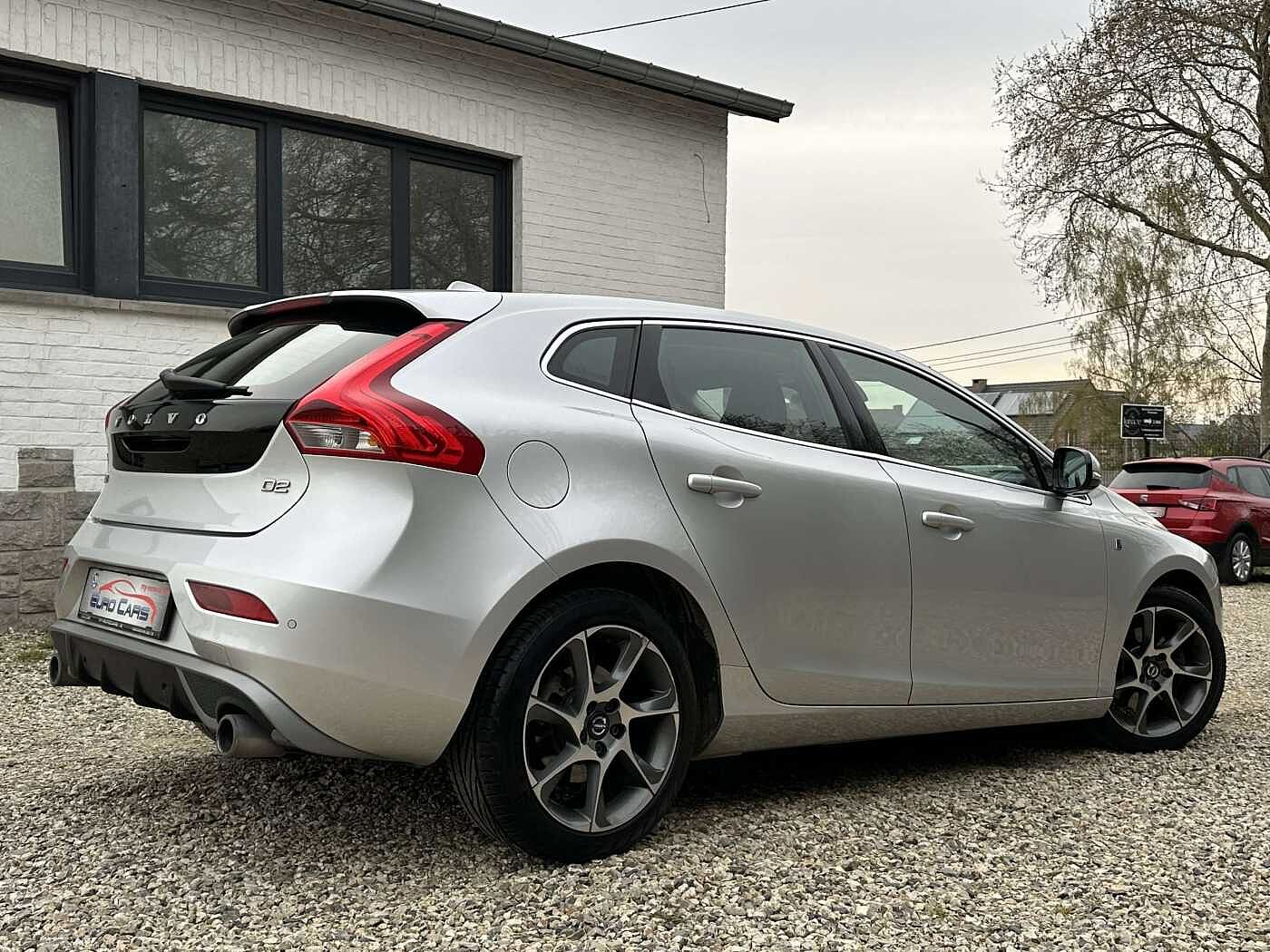 Volvo V40 2.0 D2-82 Ocean Race CUIR/LED/SENSOR/GPS/GARANTIE thumbnail