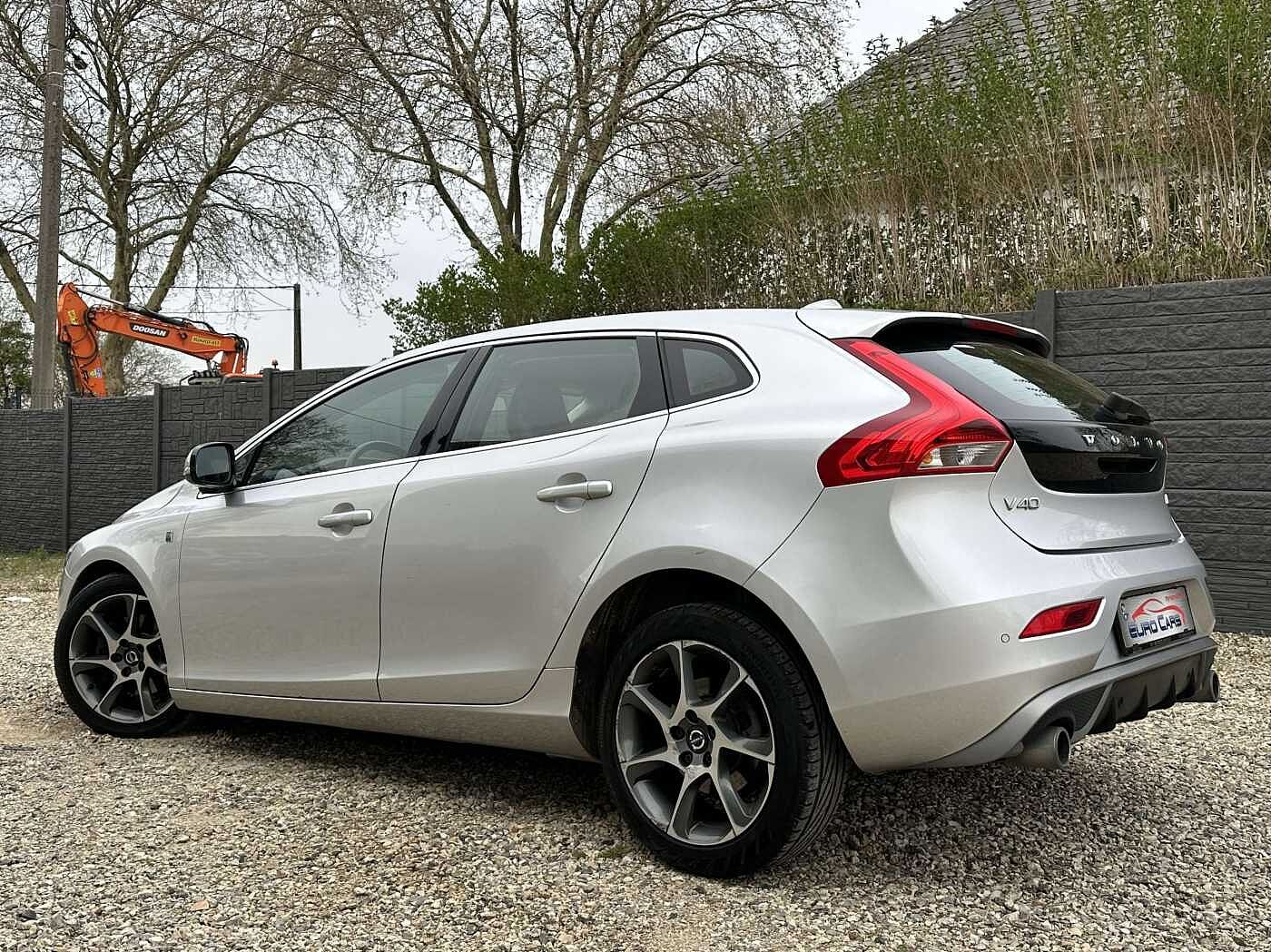 Volvo V40 2.0 D2-82 Ocean Race CUIR/LED/SENSOR/GPS/GARANTIE thumbnail