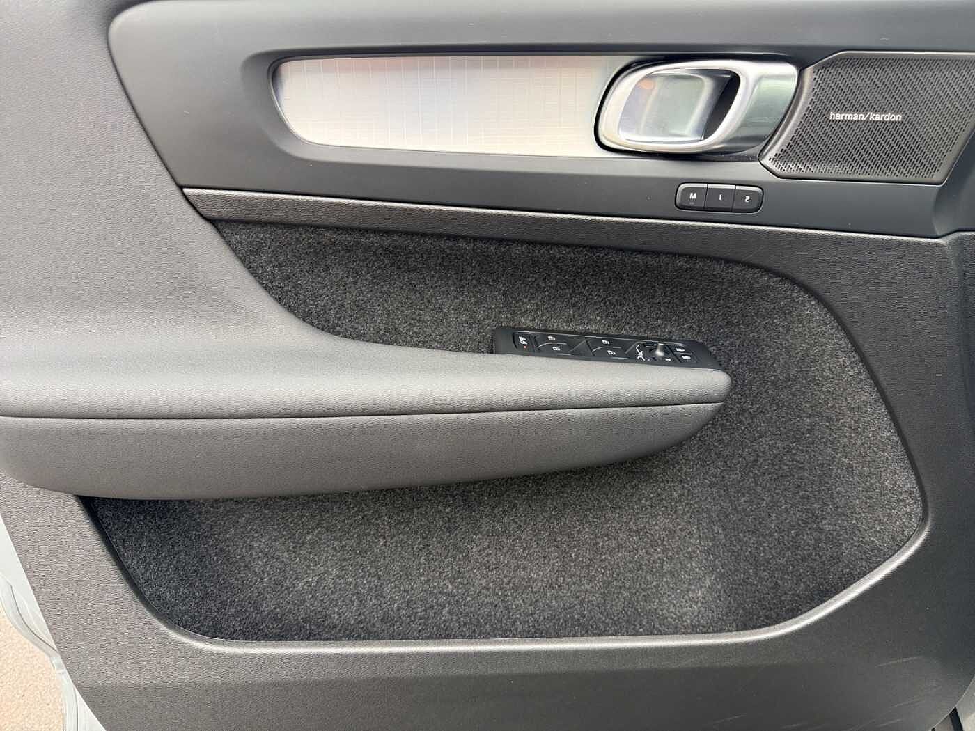 Volvo XC40 XC40 Plus, B3 Mild Hybrid, Essence, Dark