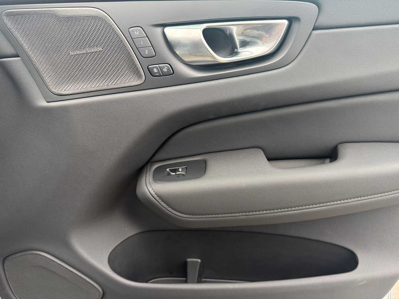 Volvo XC60 XC60 Plus, T6 AWD Plug-in Hybrid, Elektrisch/Benzin, Dark