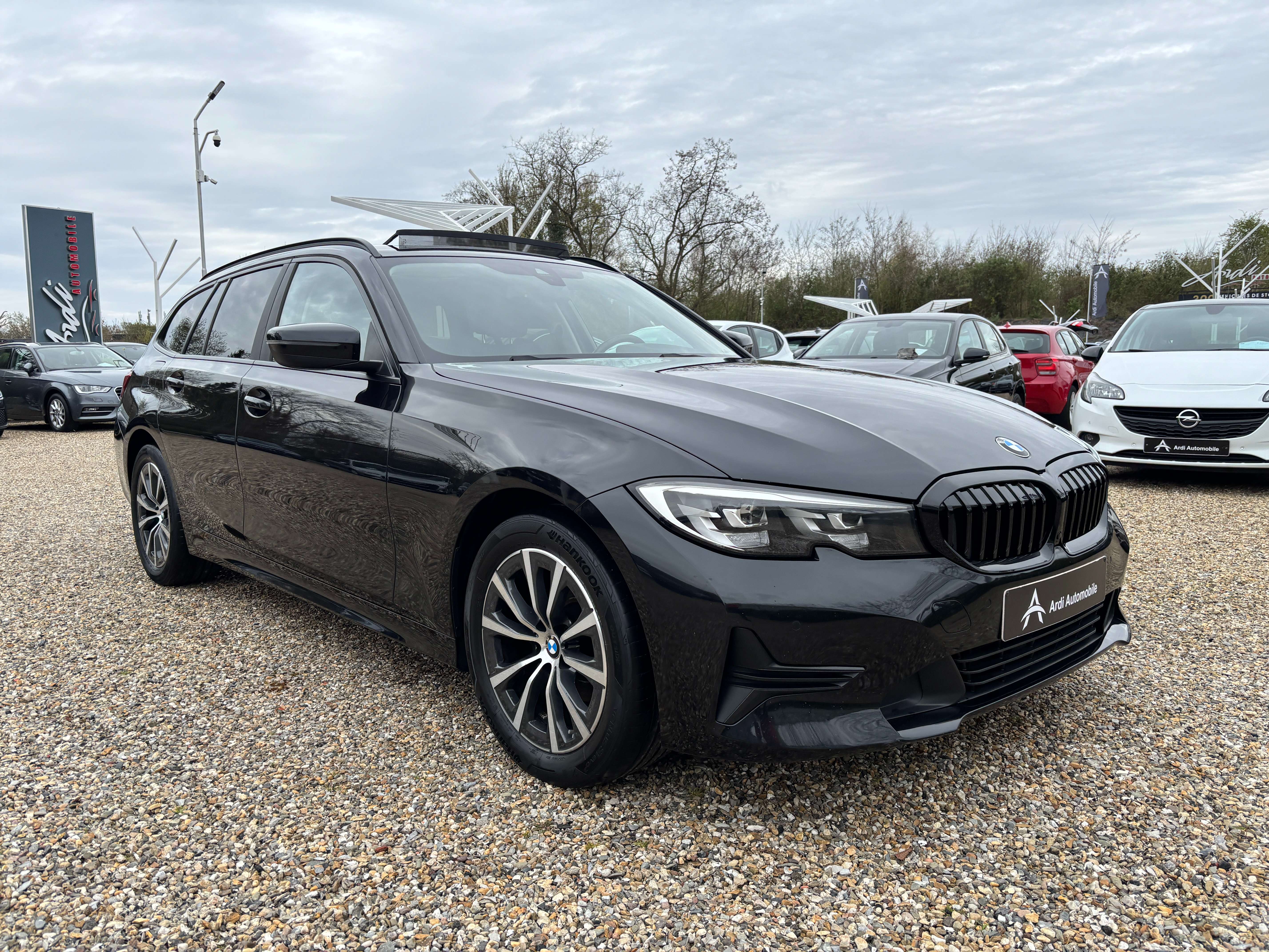 BMW 318 Touring dA *CARPLAY*TOIT OUV+PANO*PARK ASSIST*GARANTIE*
