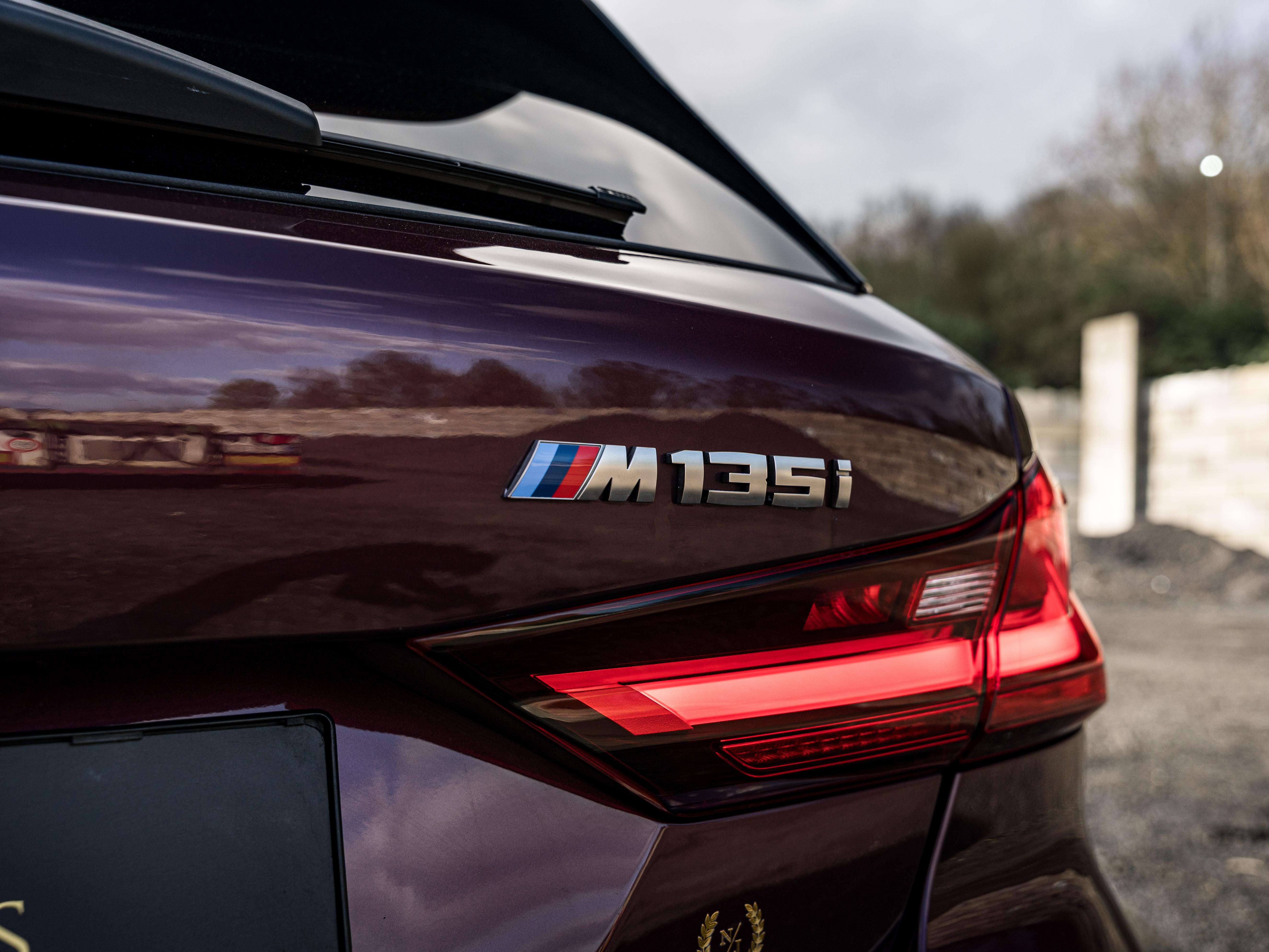 BMW 135 M PERFORMANCE PACKAGE*INDIVIDUAL WILDBERRY*SHADOW LINE*HUD*