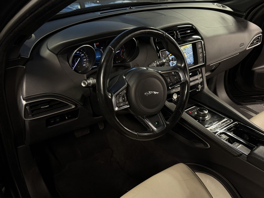Jaguar F-pace 4x4 2.0 180 Cv BOITE AUTO INTERIEUR CUIR TOIT OUVRANT GRAND GPS - GARANTIE 1 AN