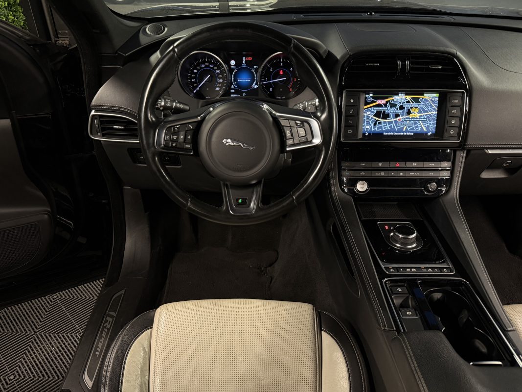 Jaguar F-pace 4x4 2.0 180 Cv BOITE AUTO INTERIEUR CUIR TOIT OUVRANT GRAND GPS - GARANTIE 1 AN