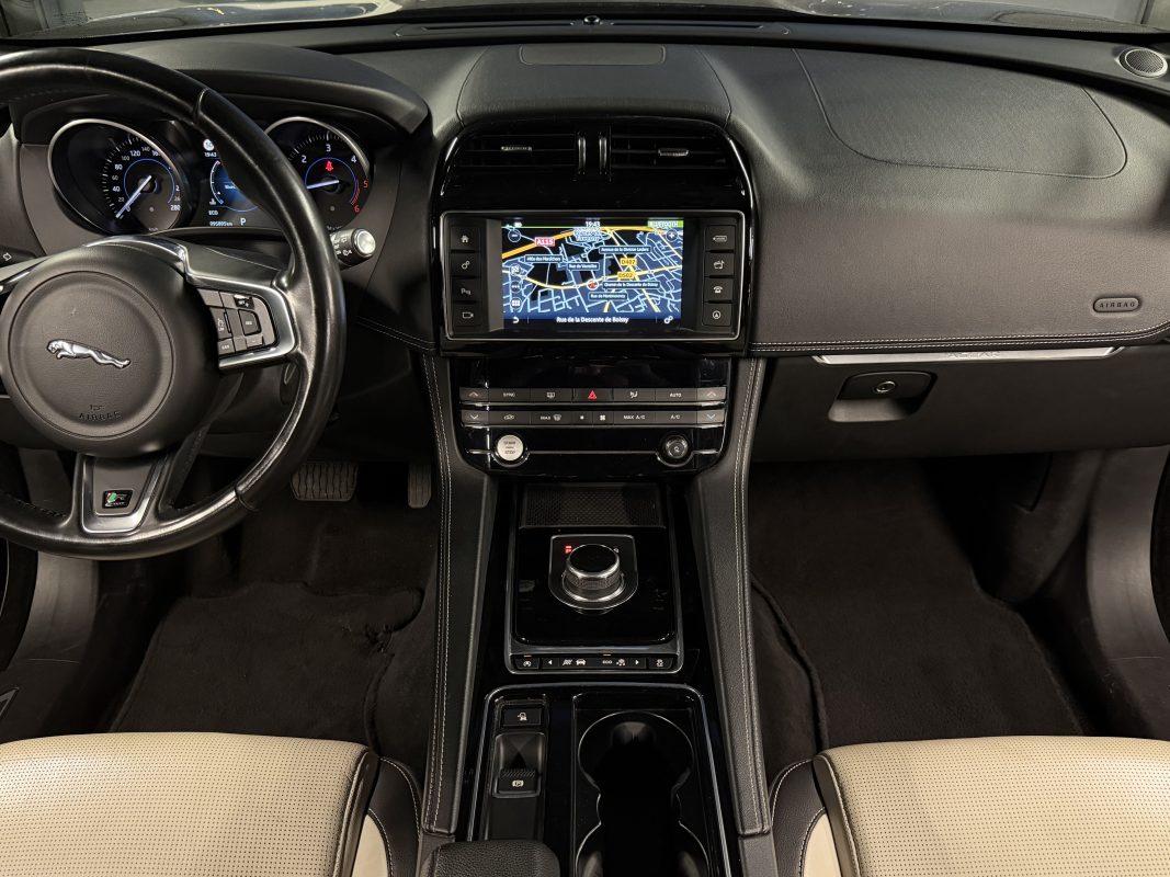 Jaguar F-pace 4x4 2.0 180 Cv BOITE AUTO INTERIEUR CUIR TOIT OUVRANT GRAND GPS - GARANTIE 1 AN