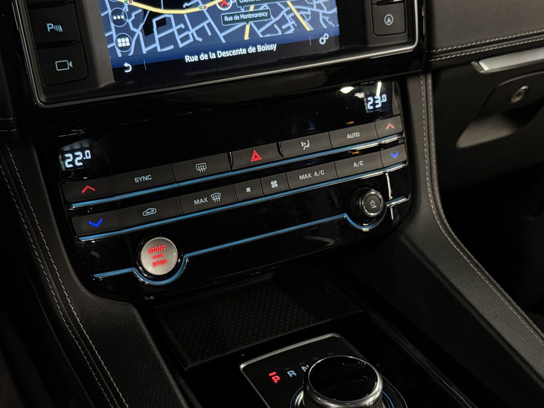 Jaguar F-pace 4x4 2.0 180 Cv BOITE AUTO INTERIEUR CUIR TOIT OUVRANT GRAND GPS - GARANTIE 1 AN