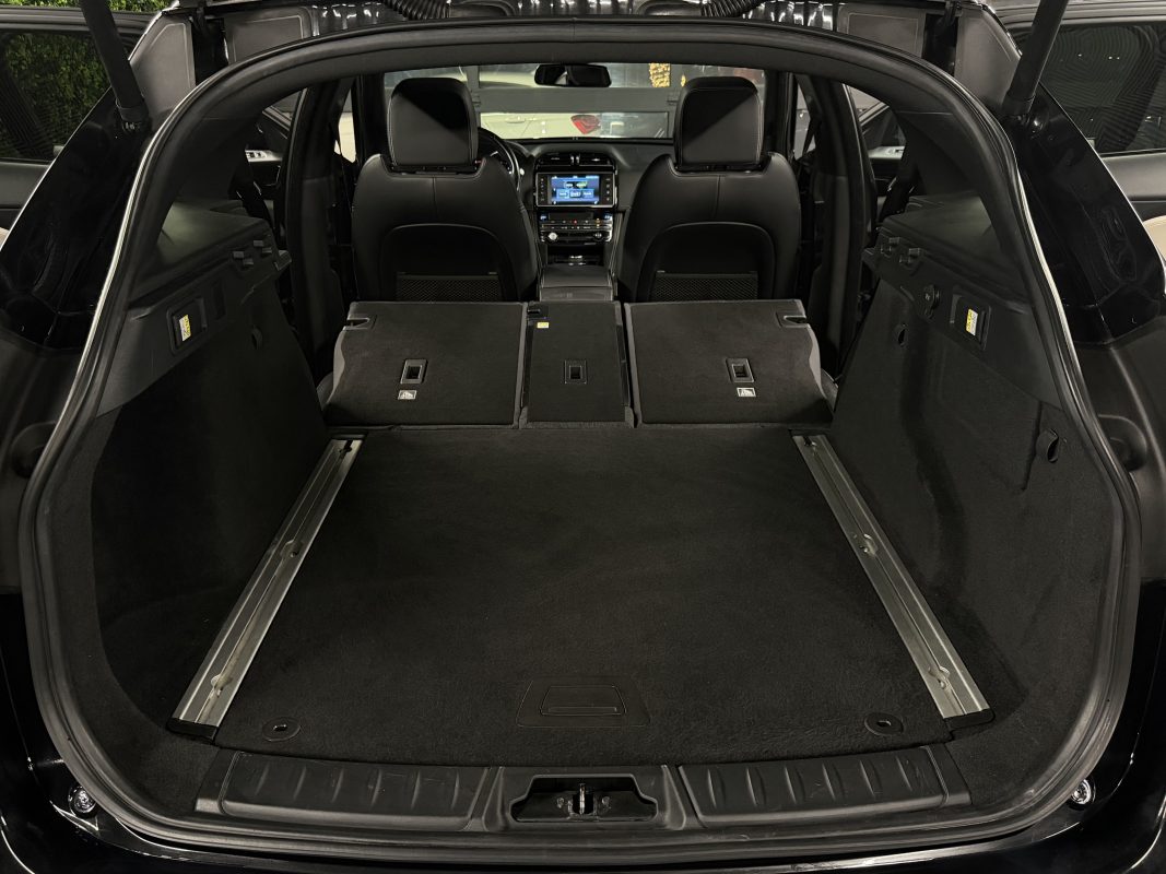 Jaguar F-pace 4x4 2.0 180 Cv BOITE AUTO INTERIEUR CUIR TOIT OUVRANT GRAND GPS - GARANTIE 1 AN