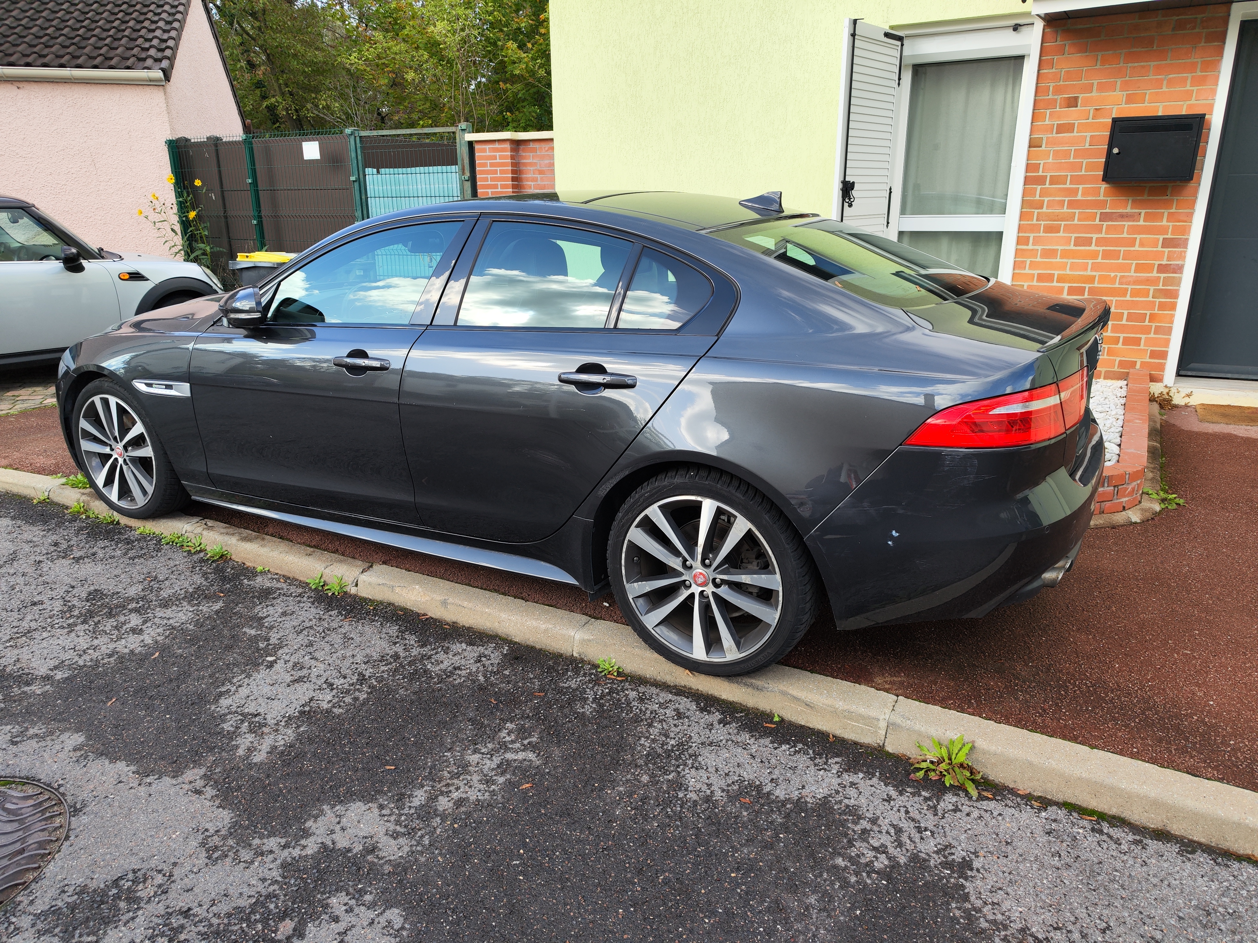 Jaguar Xe 2.0D 180 9CV R-SPORT AWD AUTO