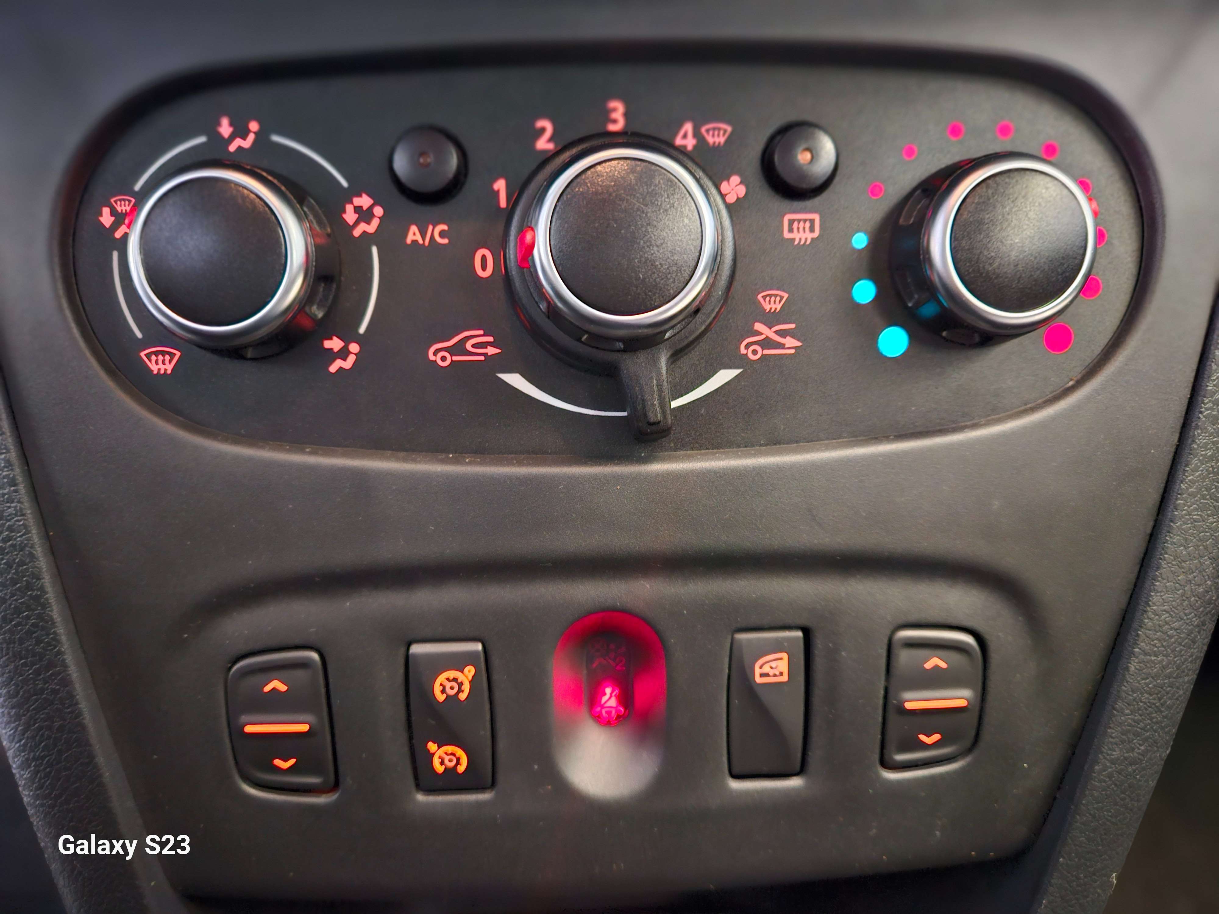 Dacia Sandero Stepway 0.9 TCe 90 CV | NAVI | BLUETOOTH | BARRE DE TOIT | 1ERE MAIN