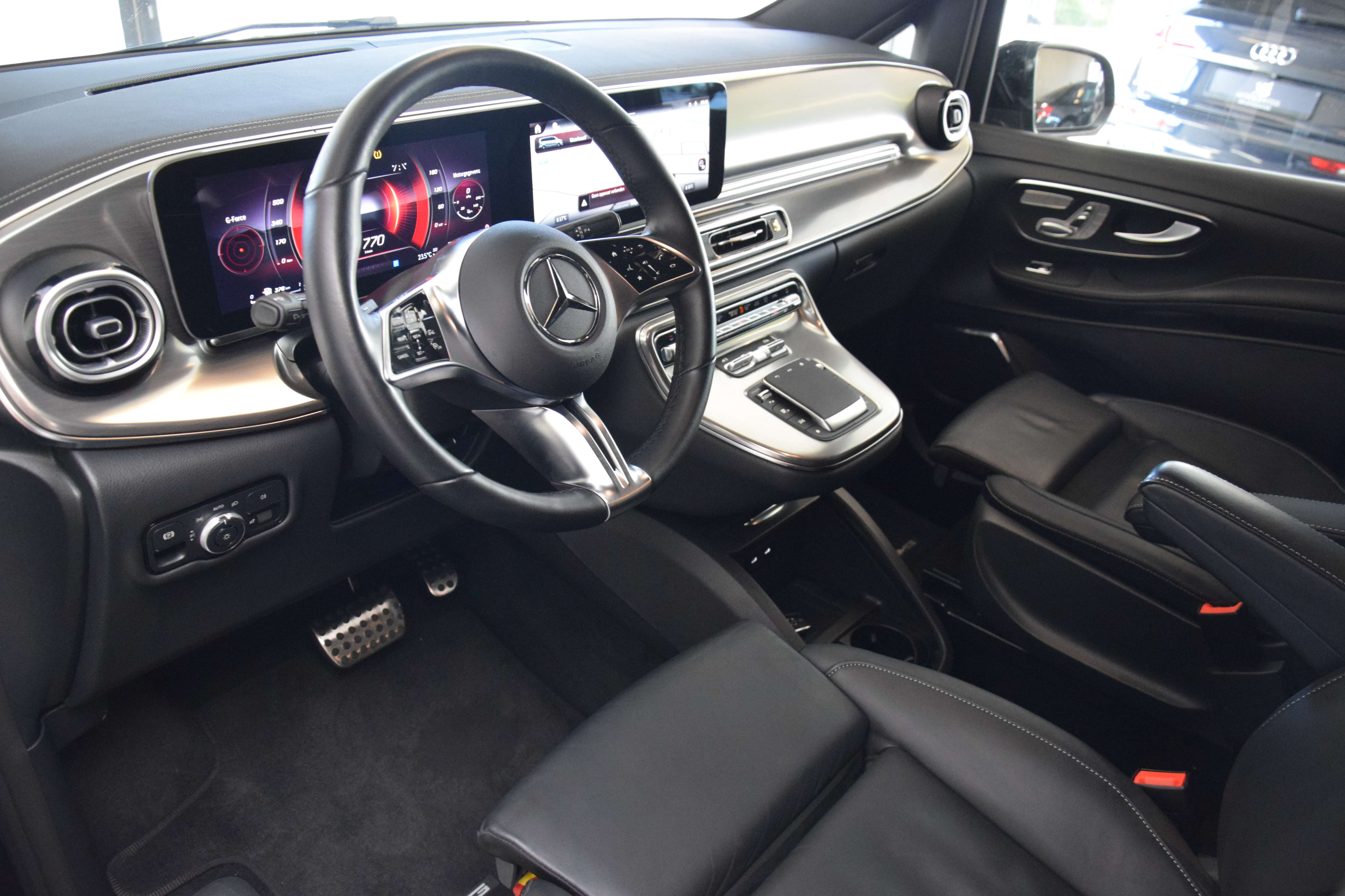 Mercedes-Benz V 300 d L2 AMG-Line 09/2024 - Full Option!!