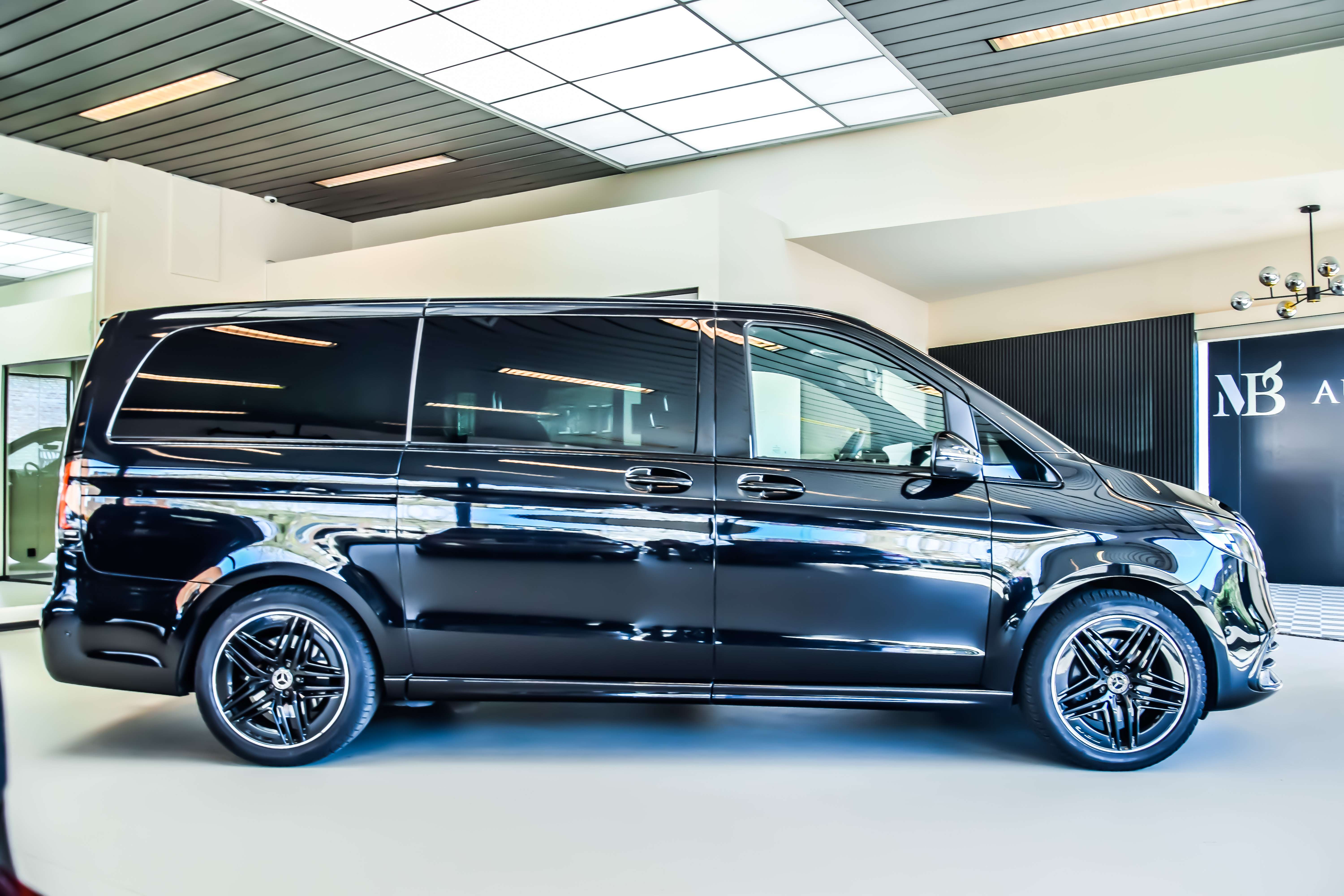 Mercedes-Benz V 300 d L2 AMG-Line 09/2024 - Full Option!!