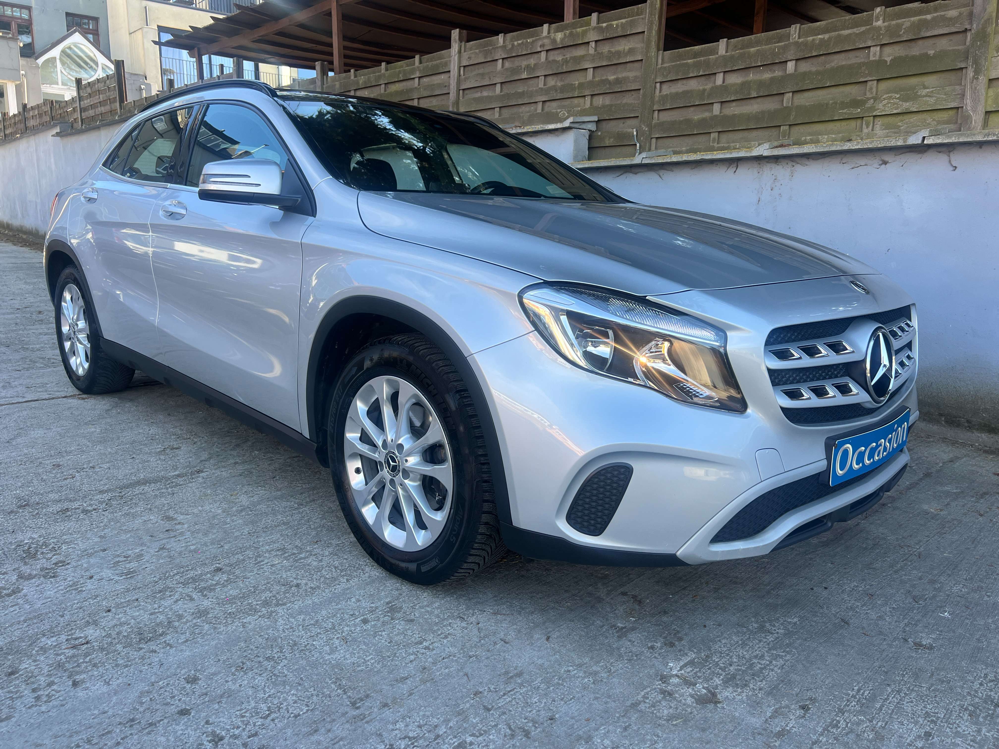 Mercedes-Benz GLA 180 Pack Sport Business Solution Automatique