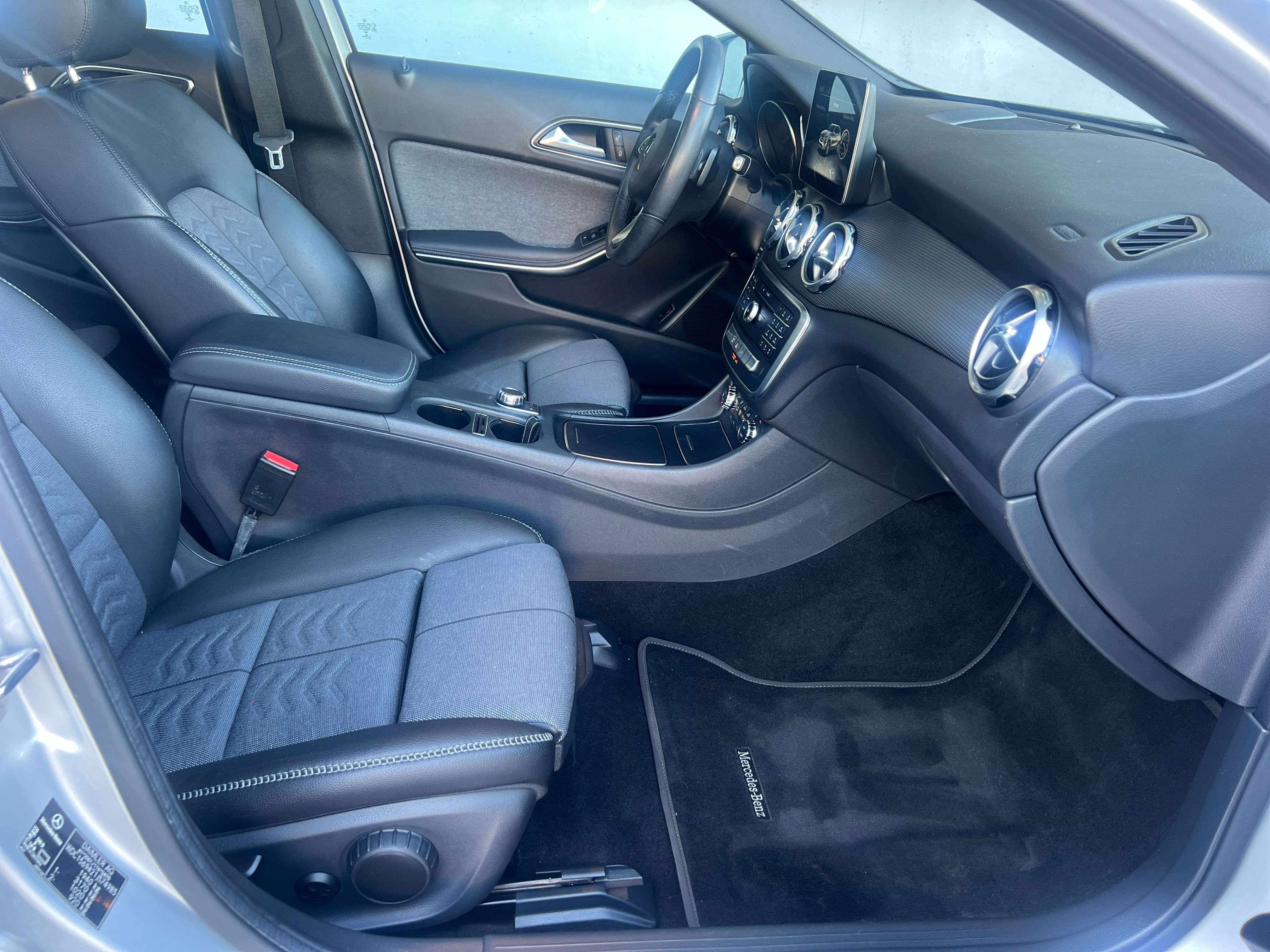 Mercedes-Benz GLA 180 Pack Sport Business Solution Automatique