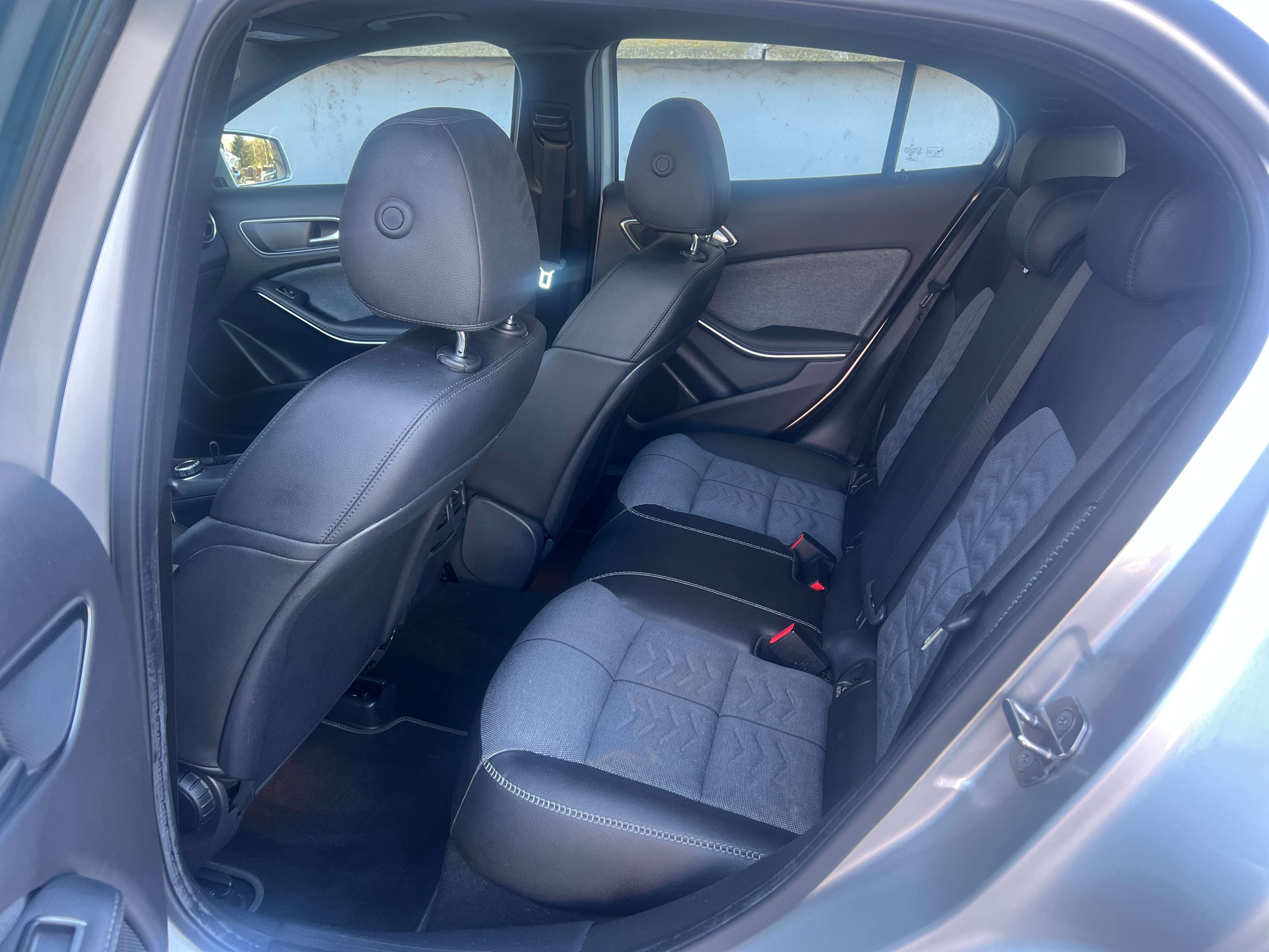 Mercedes-Benz GLA 180 Pack Sport Business Solution Automatique