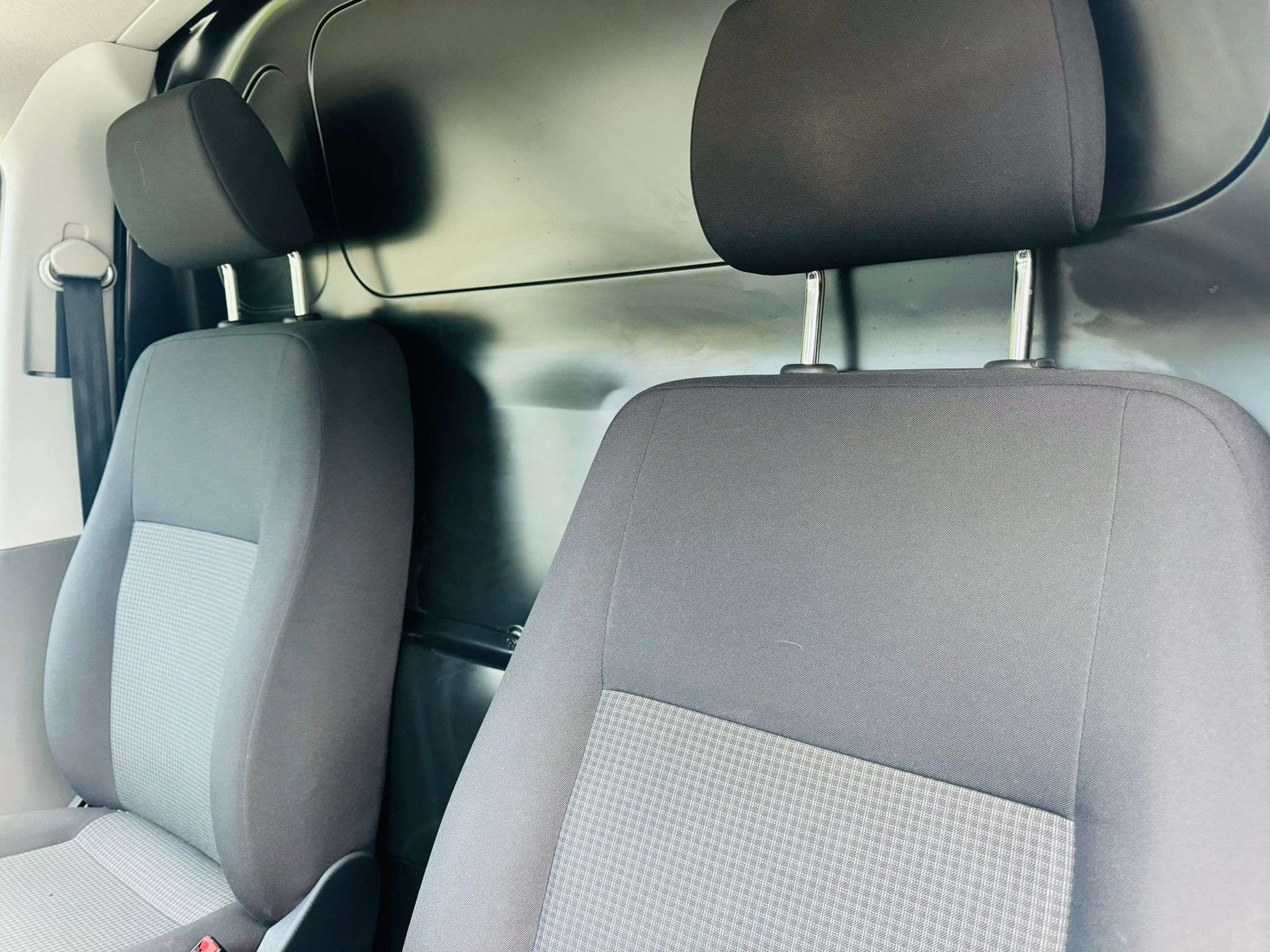 Volkswagen T6.1 Transporter 2.0 TDi SCR utilitaire 2 places gps airco garantie de 12 mois