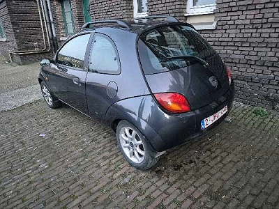 Ford Ka Ford KA avec papier rose