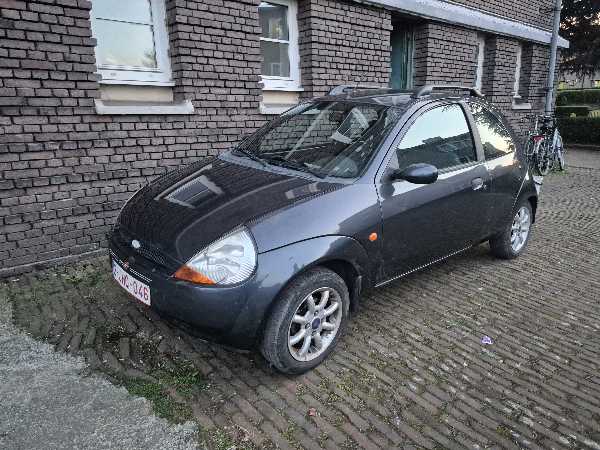 Ford Ka Ford KA avec papier rose