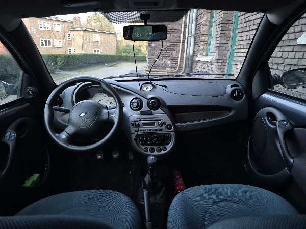 Ford Ka Ford KA avec papier rose