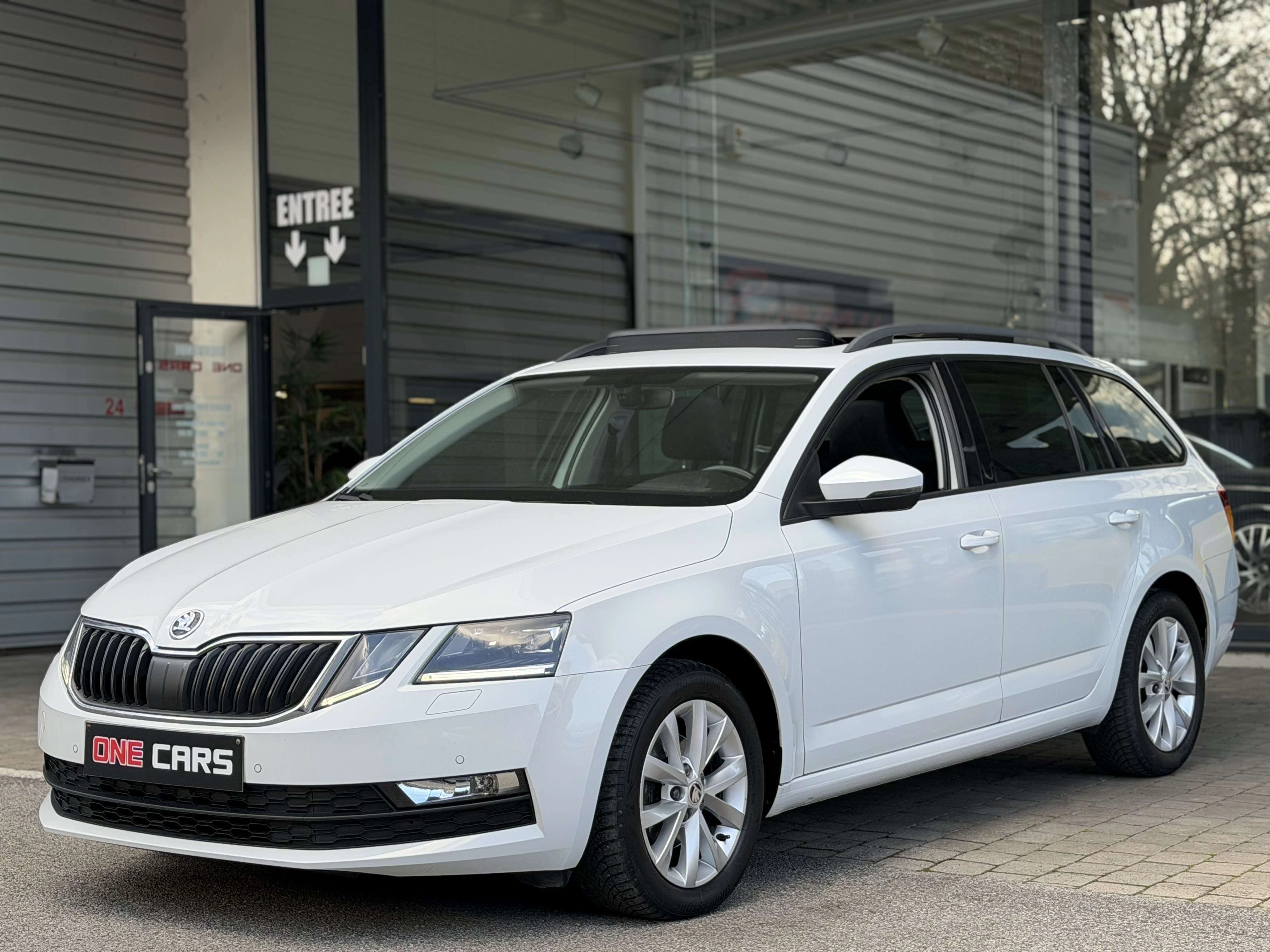 Skoda Octavia AUTOMATIQUE 1.6 TDi CARPLAY-TOIT PANO-GPS-BIXENON-