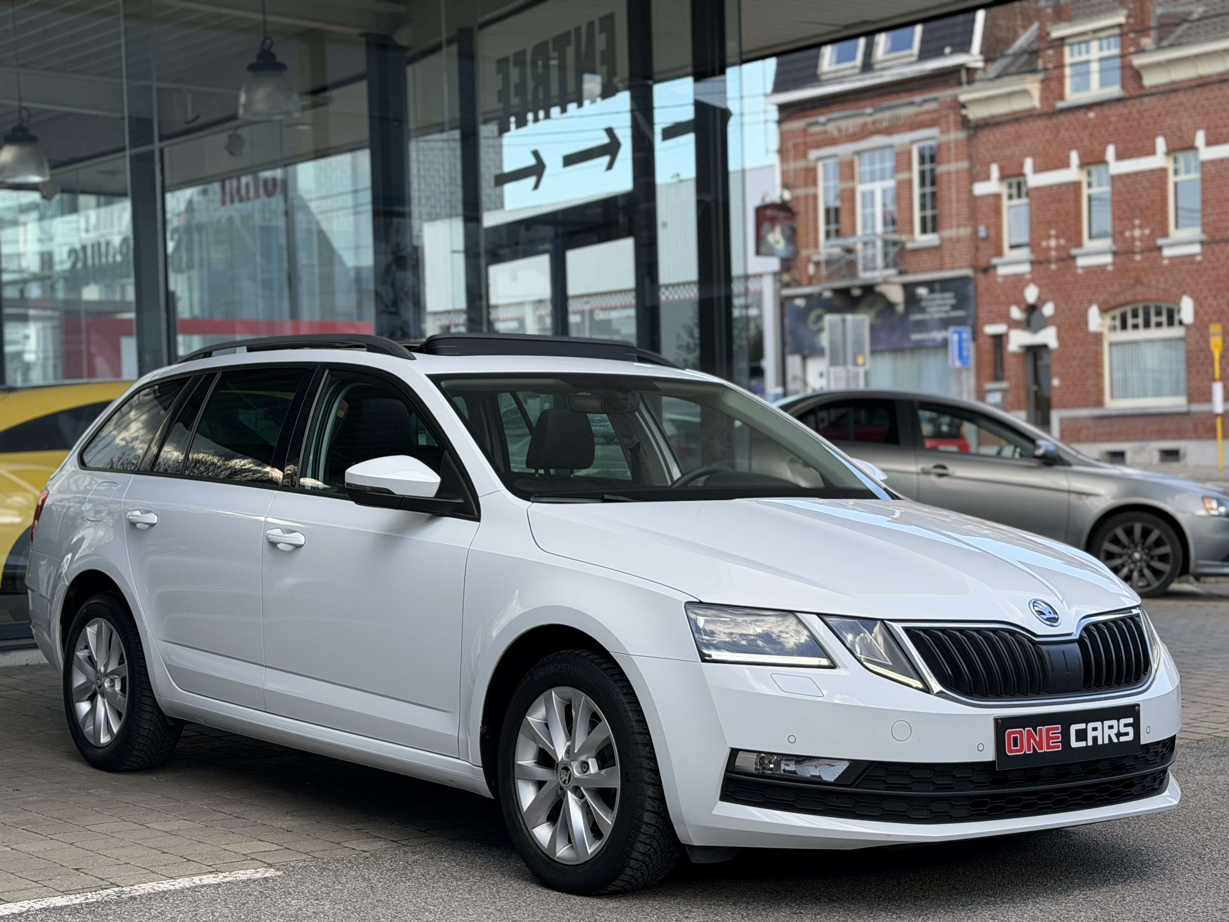 Skoda Octavia AUTOMATIQUE 1.6 TDi CARPLAY-TOIT PANO-GPS-BIXENON-