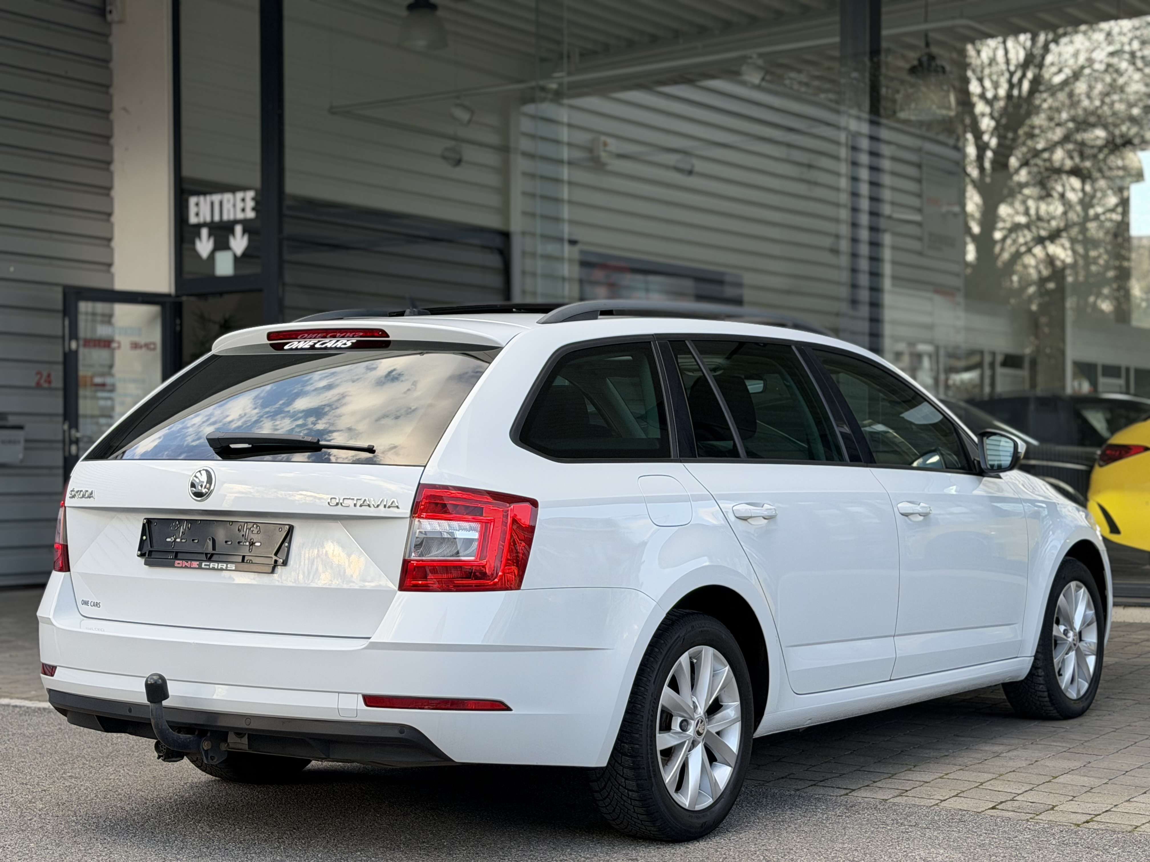 Skoda Octavia AUTOMATIQUE 1.6 TDi CARPLAY-TOIT PANO-GPS-BIXENON-