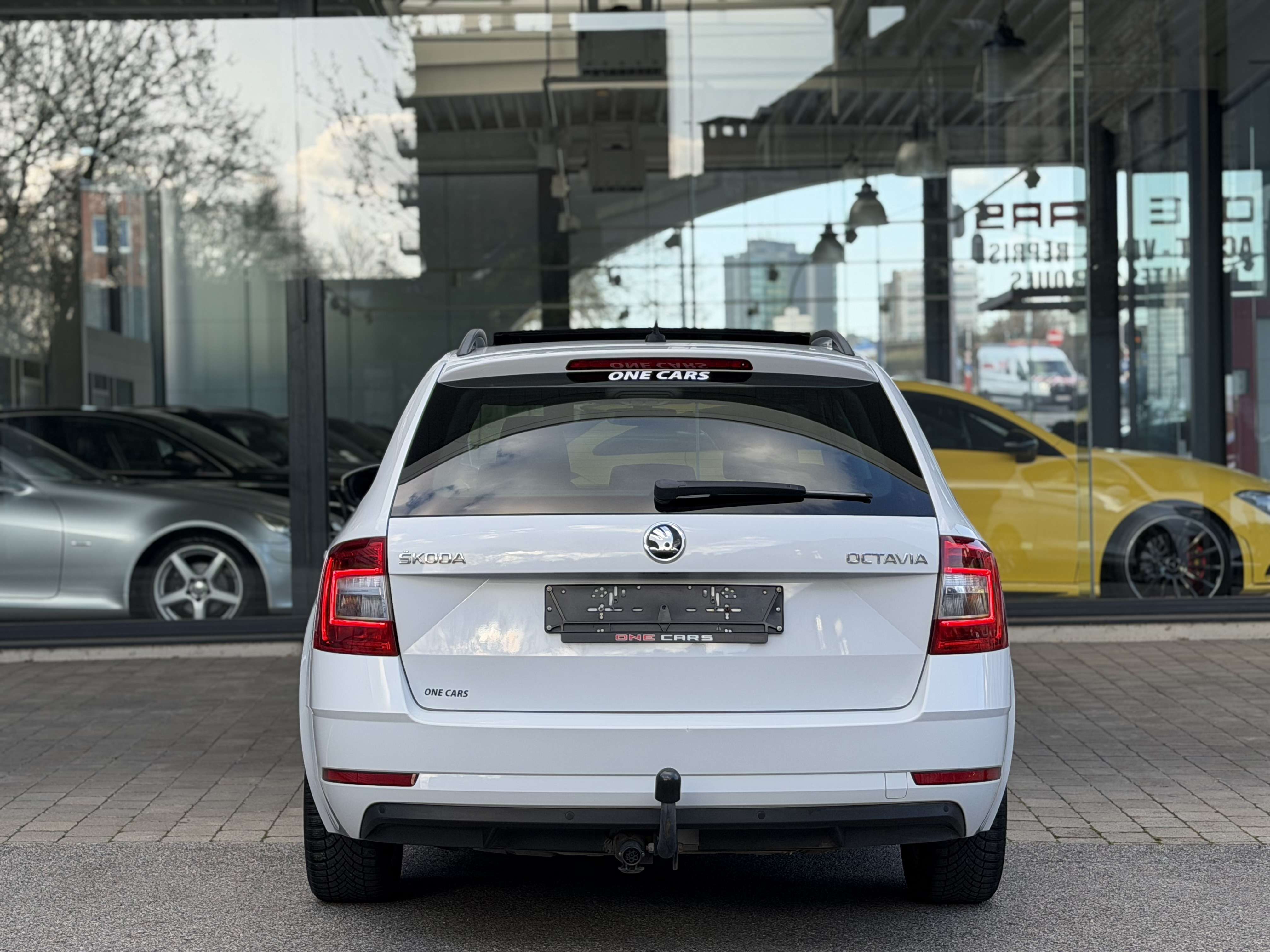 Skoda Octavia AUTOMATIQUE 1.6 TDi CARPLAY-TOIT PANO-GPS-BIXENON-