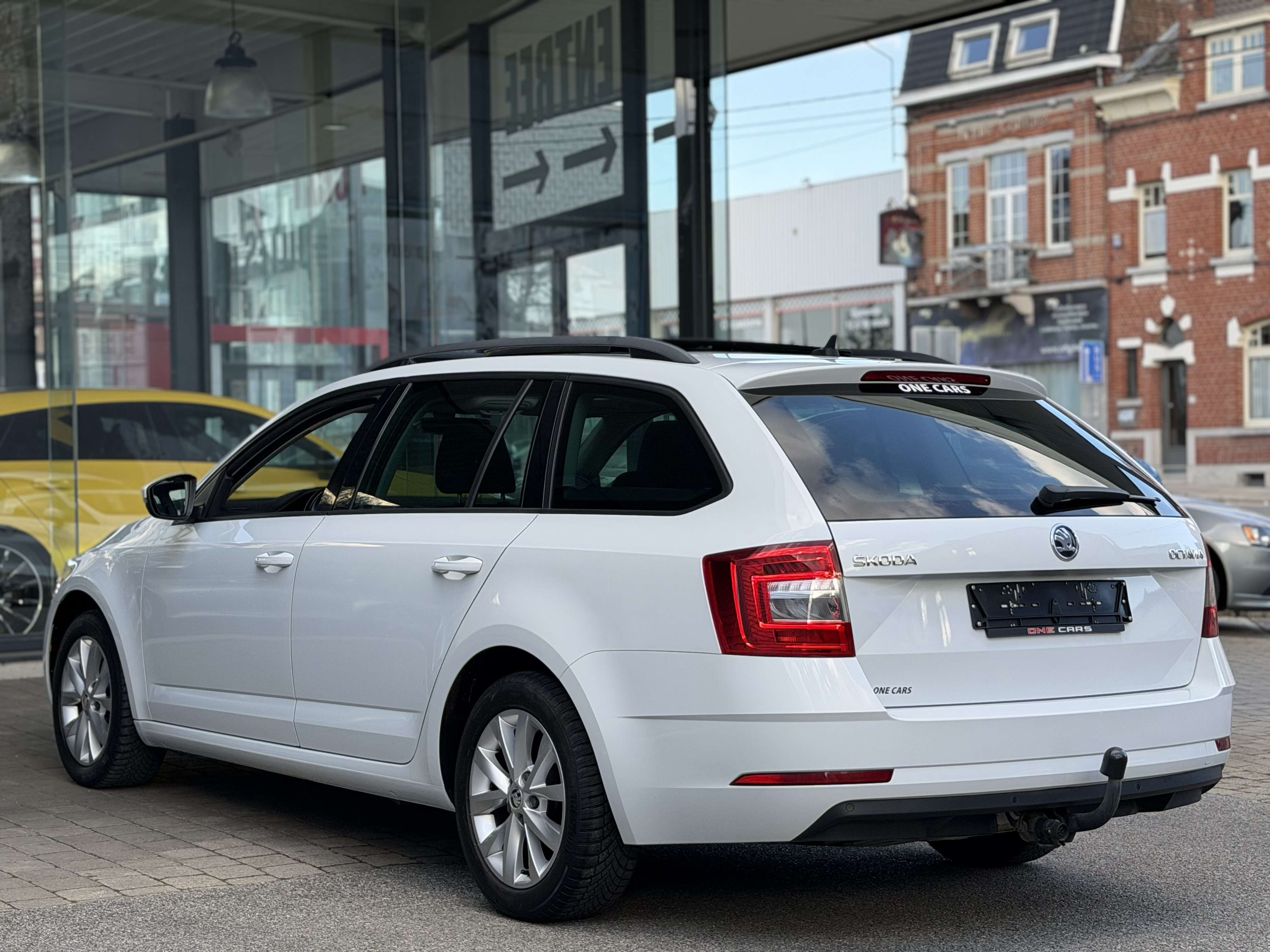 Skoda Octavia AUTOMATIQUE 1.6 TDi CARPLAY-TOIT PANO-GPS-BIXENON-