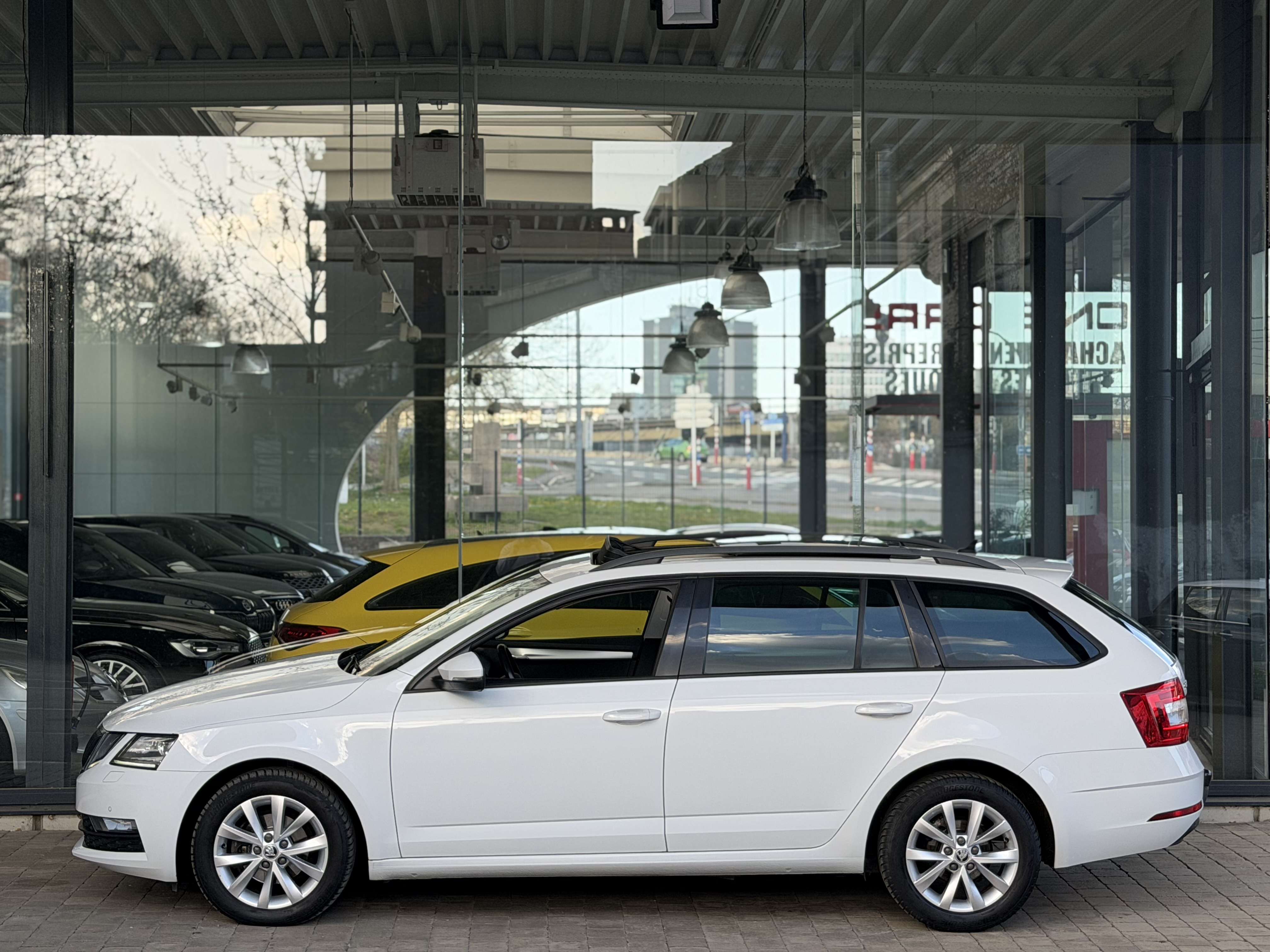 Skoda Octavia AUTOMATIQUE 1.6 TDi CARPLAY-TOIT PANO-GPS-BIXENON-